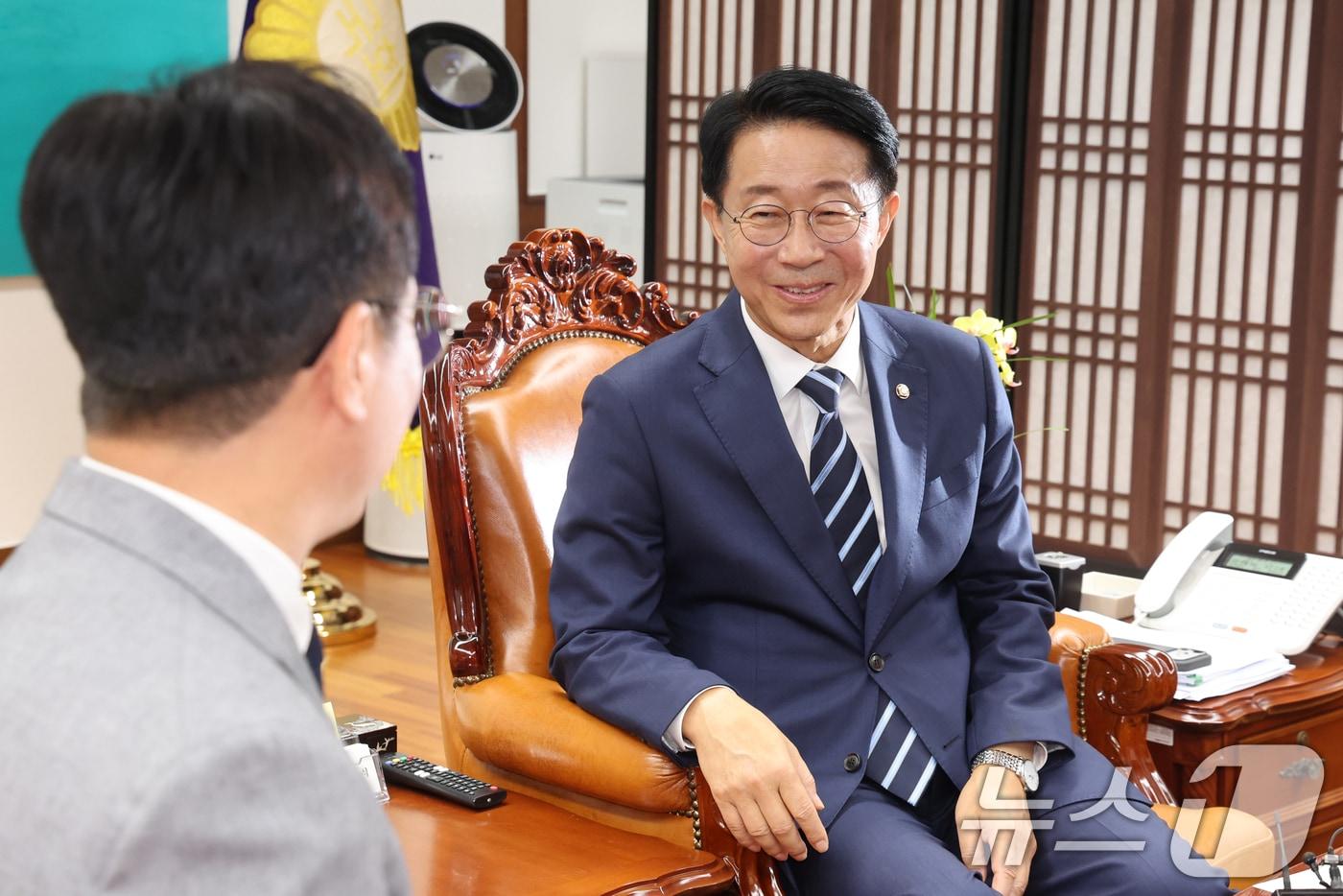 본문 이미지 - 조정식 국회의장이 지난 10일 오전 서울 여의도 국회 의장집무실에서 과 김영훈 고용노동부 장관과 대화를 나누고 있다. 2026.7.10 ⓒ 뉴스1 황기선 기자
