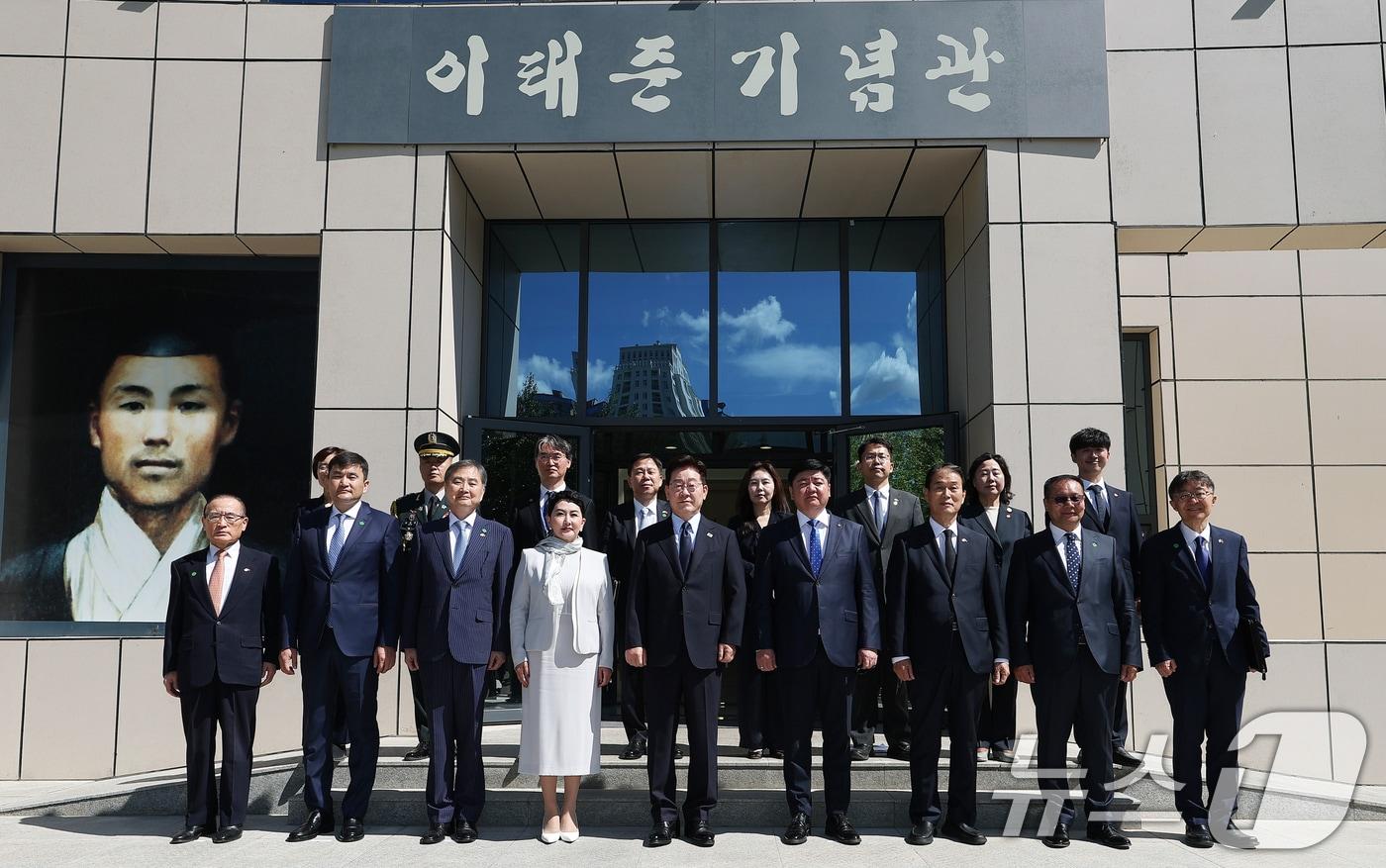 본문 이미지 - 몽골을 국빈 방문 중인 이재명 대통령이 10일(현지시간) 울란바타르 이태준 열사 기념관을 방문해 기념촬영을 하고 있다. 2026.7.10 ⓒ 뉴스1 이재명 기자