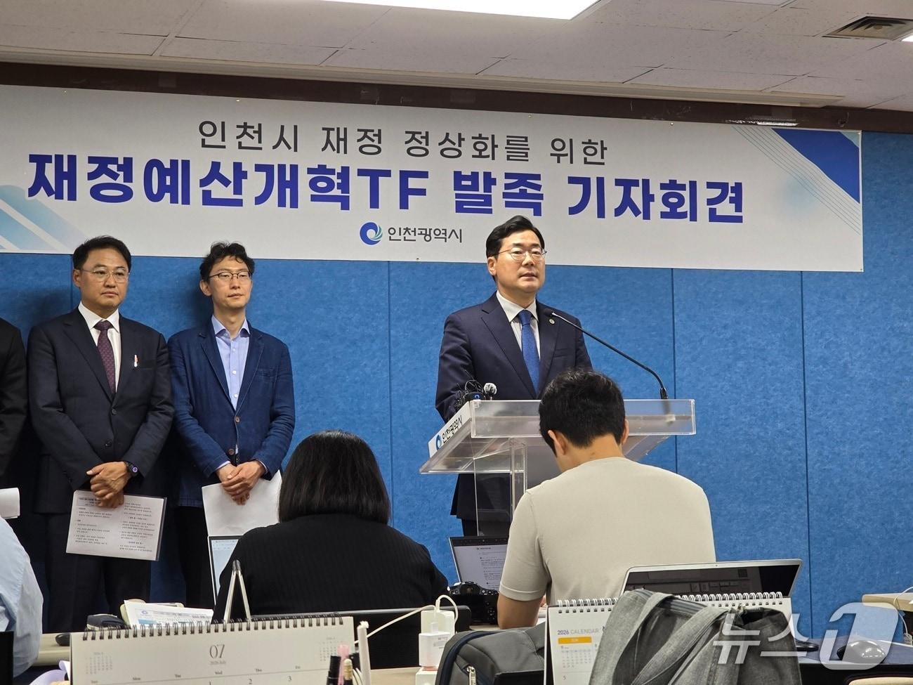 본문 이미지 - 박찬대 인천시장이 9일 인천시 재정 운영 관련 기자회견을 하고 있다. / 뉴스1 ⓒ News1 유준상 기자