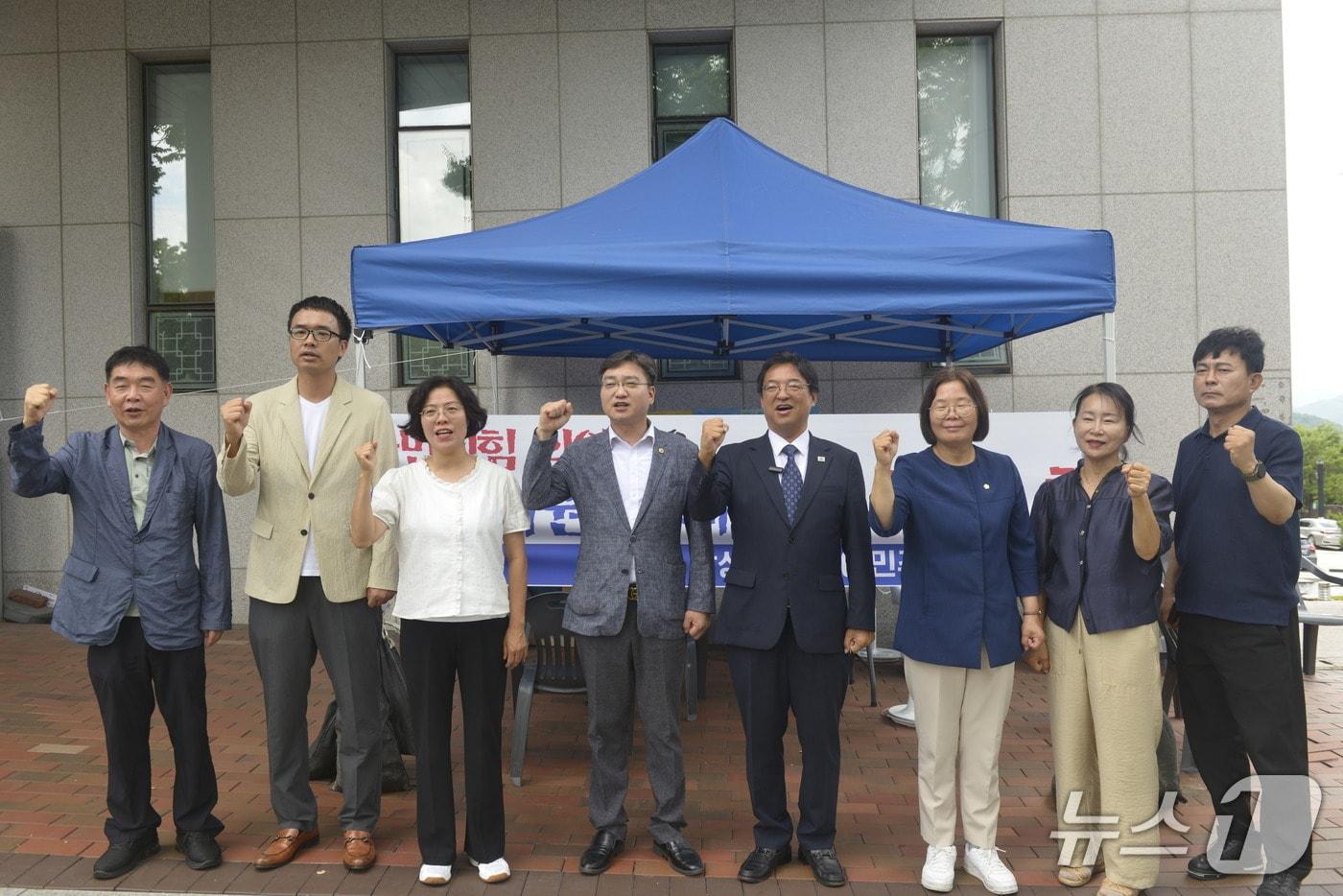 본문 이미지 - 허소 더불어민주당 대구시당위원장이 10일 달성군의회를 찾아 지방자치법 개정을 통해 상임위원회를 되살리겠다는 입장을 밝히고 있다.2026.7.10.ⓒ 뉴스1 이성덕 기자