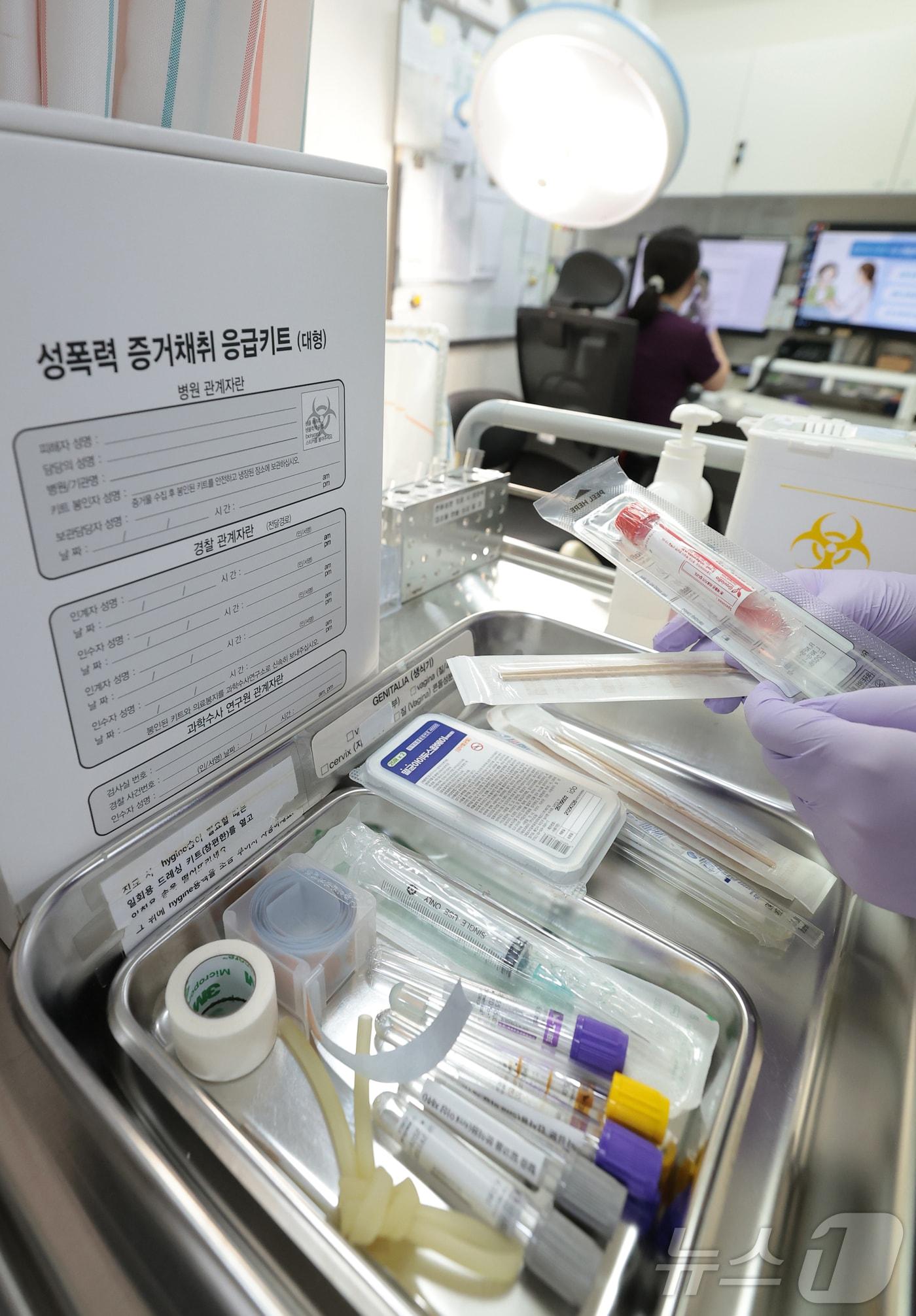 본문 이미지 - 10일 오전 서울 종로구 서울해바라기센터(서울대학교병원 본관)에서 열린 언론 공개 행사에서 관계자들이 성폭력 피해자 지원 시스템과 성폭력 응급키트 사용 절차를 시연하고 있다. 해바라기센터는 성폭력·가정폭력·성매매·스토킹·교제폭력 피해자를 대상으로 365일 24시간 상담, 의료, 수사, 법률 지원을 원스톱으로 제공하는 국가 운영 기관이다. 성폭력방지법 제18조에 따라 여성가족부, 경찰청, 지방자치단체, 의료기관이 협력해 피해자 보호와 2차 피해 예방을 지원하고 있다. 2026.7.12 ⓒ 뉴스1 권현진 기자
