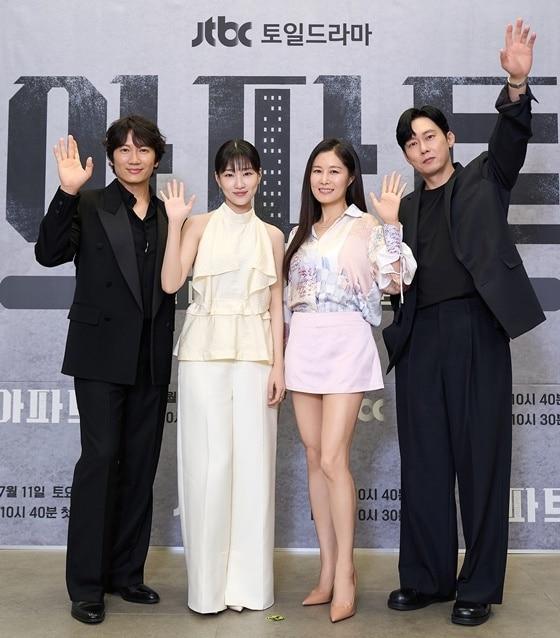 본문 이미지 - ( 왼쪽부터) 배우 지성, 하윤경, 문소리, 박병은/ 사진제공=JTBC