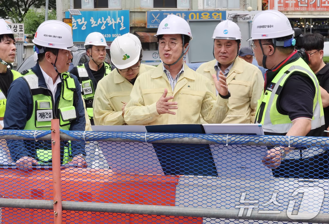 본문 이미지 - 허태정 대전시장이 10일 대전 중구 대흥동 도시철도 2호선(트램) 12공구 건설현장을 찾아 흙막이 시설과 배수시설, 토사 유실 방지시설, 공사장 안전관리계획 등 재해취약지역 안전관리 현장점검을 하고 있다. 2026.7.10 ⓒ 뉴스1 김기태 기자