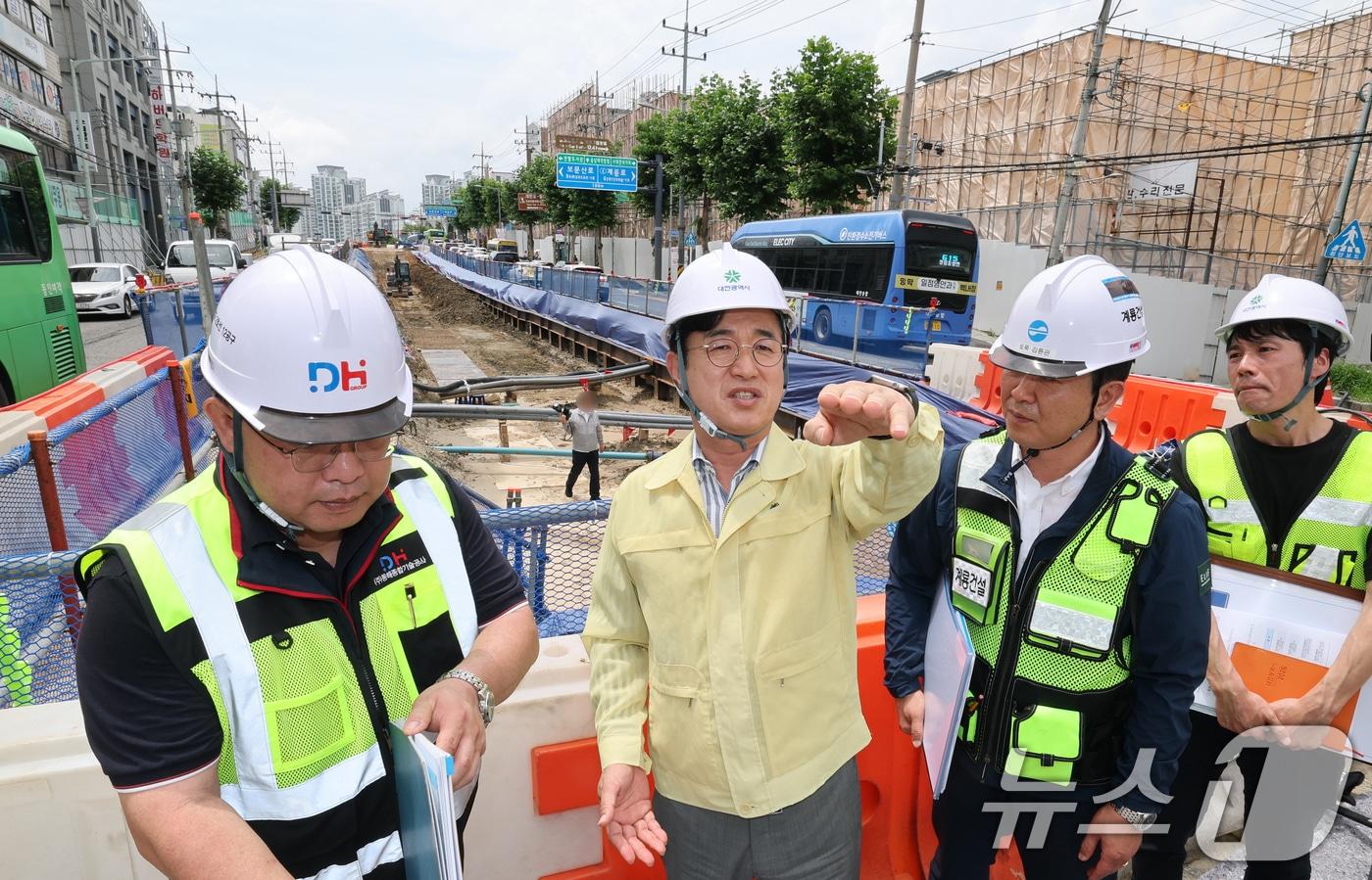 본문 이미지 - 허태정 대전시장이 도시철도 2호선(트램) 12공구 건설현장을 찾아 흙막이 시설과 배수시설, 토사 유실 방지시설, 공사장 안전관리계획 등 재해취약지역 안전관리 현장점검을 하고 있다. . 2026.7.10 ⓒ 뉴스1 김기태 기자