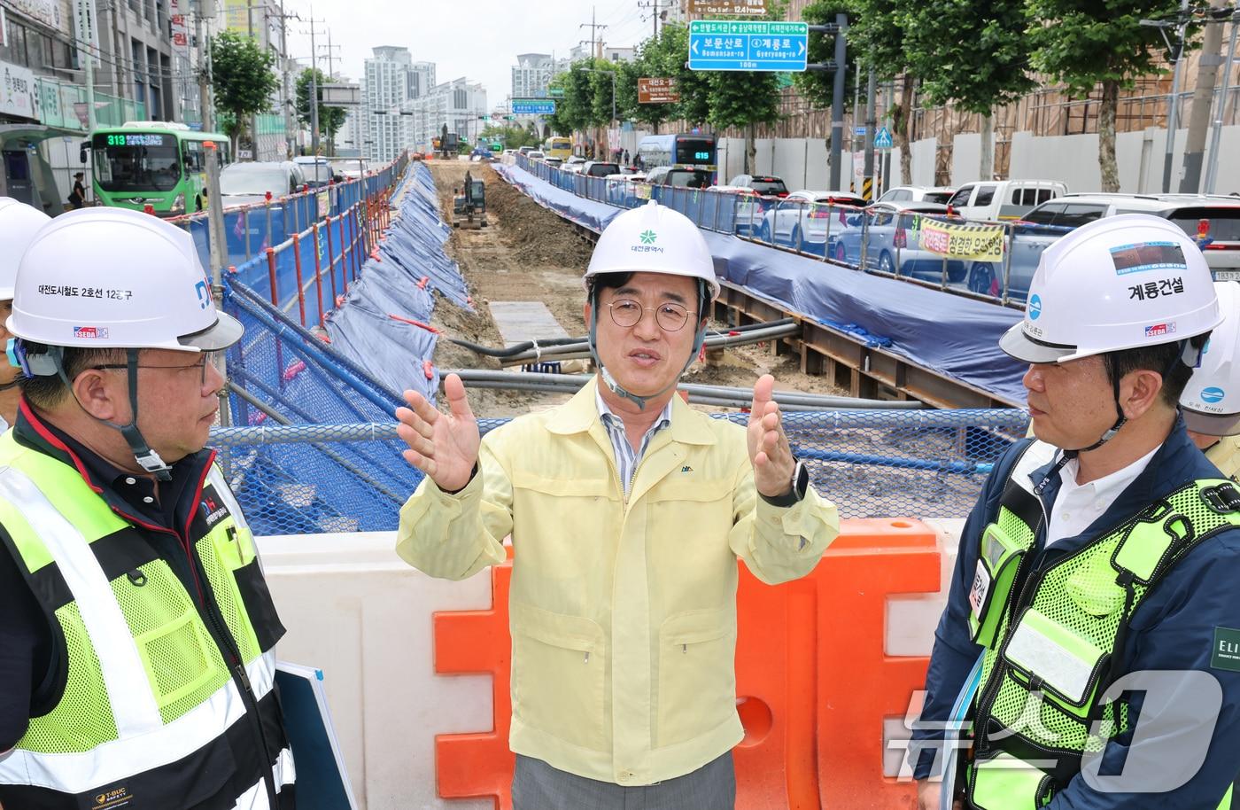 본문 이미지 - 허태정 대전시장이 10일 대전 중구 대흥동 도시철도 2호선(트램) 12공구 건설현장을 찾아 흙막이 시설과 배수시설, 토사 유실 방지시설, 공사장 안전관리계획 등 재해취약지역 안전관리 현장점검을 하고 있다.  2026.7.10 ⓒ 뉴스1 김기태 기자