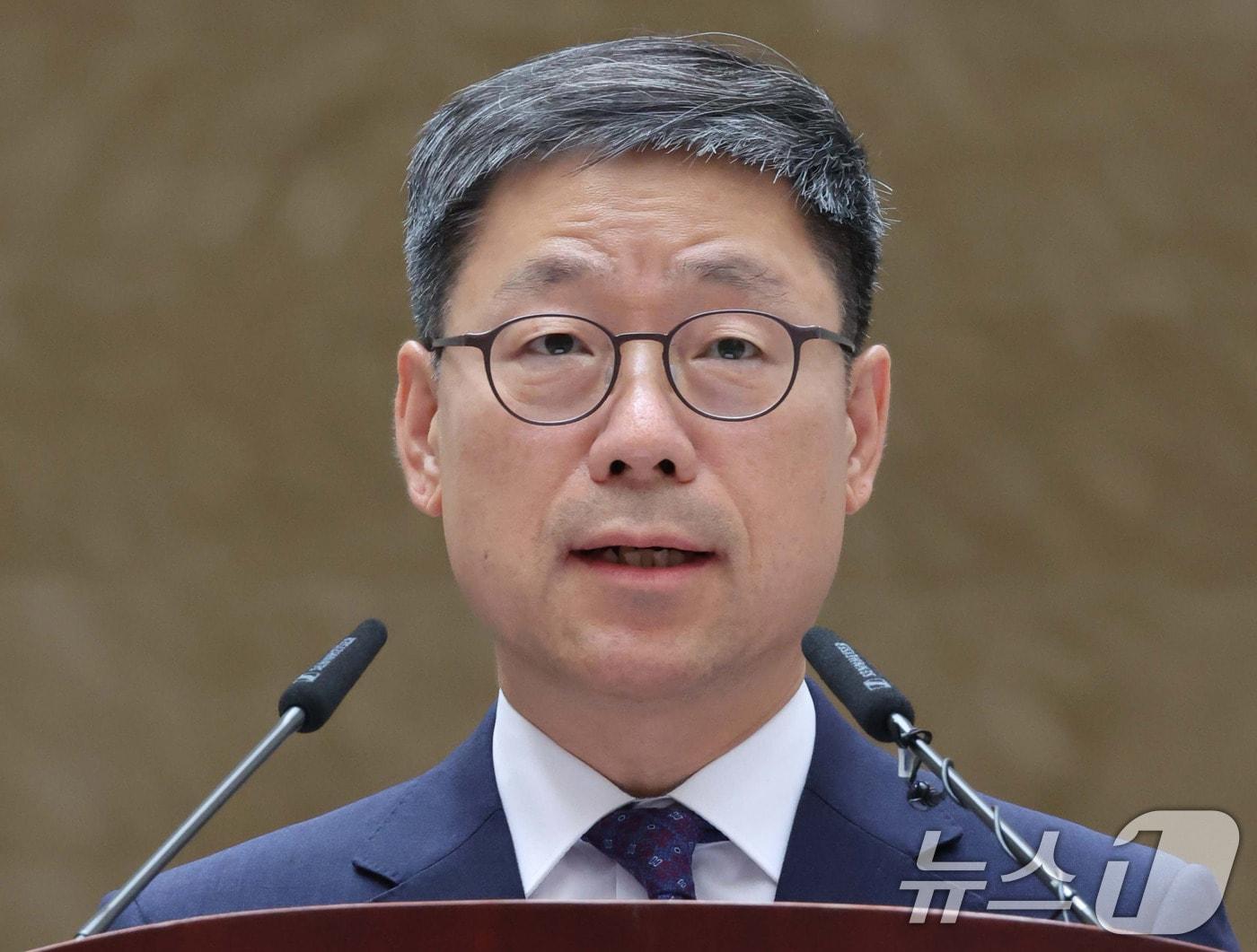 본문 이미지 - 노경필 신임 대법관이 2024년 8월 2일 서울 서초구 대법원에서 열린 대법관 취임식에서 취임사를 하고 있다. 2024.8.2 사진공동취재단 2026.7.10 ⓒ 뉴스1