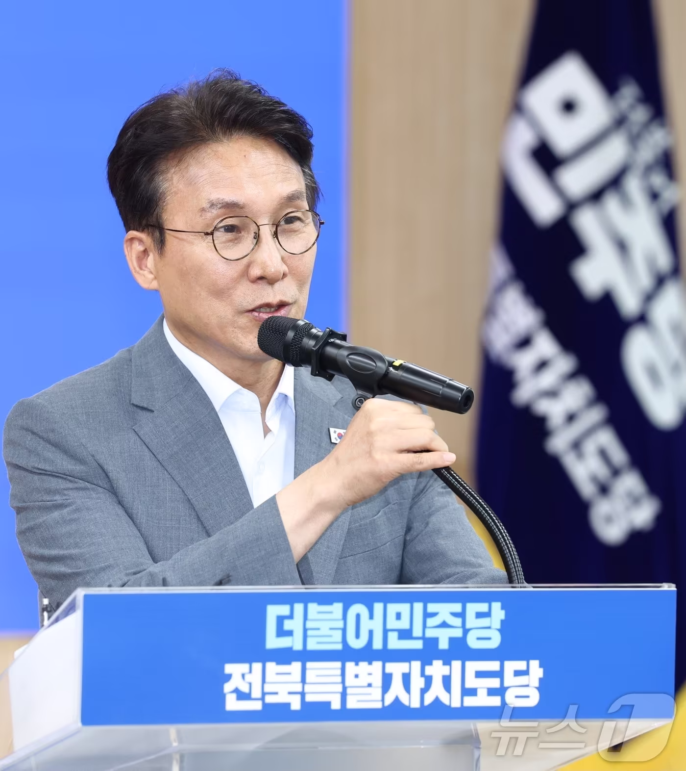 본문 이미지 - 김민석 전 국무총리가 10일 전북 전주시 더불어민주당 전북특별자치도당에서 열린 제3차 상무위원회의에 참석해 인사말을 하고 있다. 2026.7.10 ⓒ 뉴스1 유경석 기자