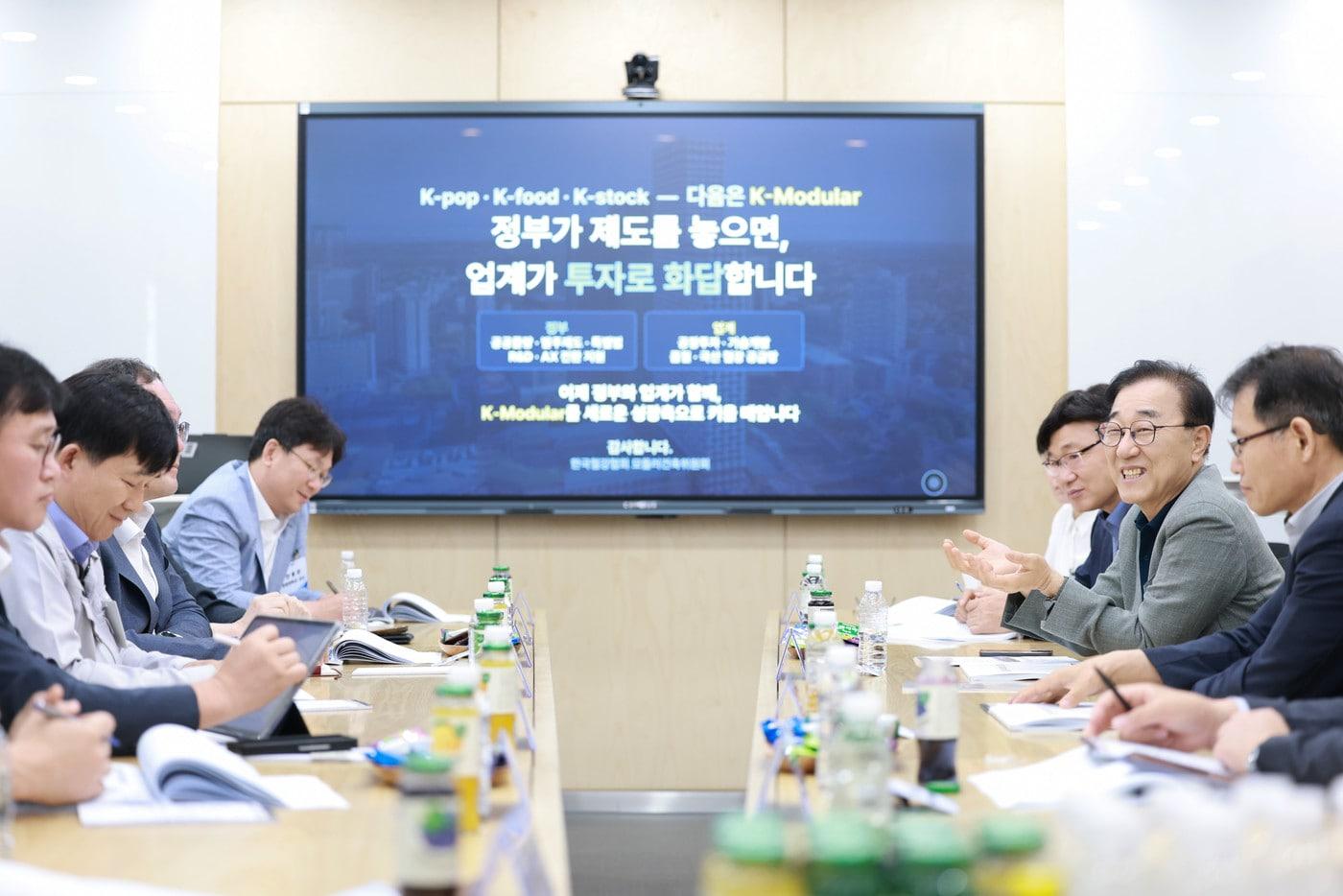 본문 이미지 - 김윤덕 국토교통부장관(오른쪽 가운데)이 모듈러주택 산업 활성화 간담회에 참석하고 있다. (국토교통부 제공)뉴스1ⓒ news1
