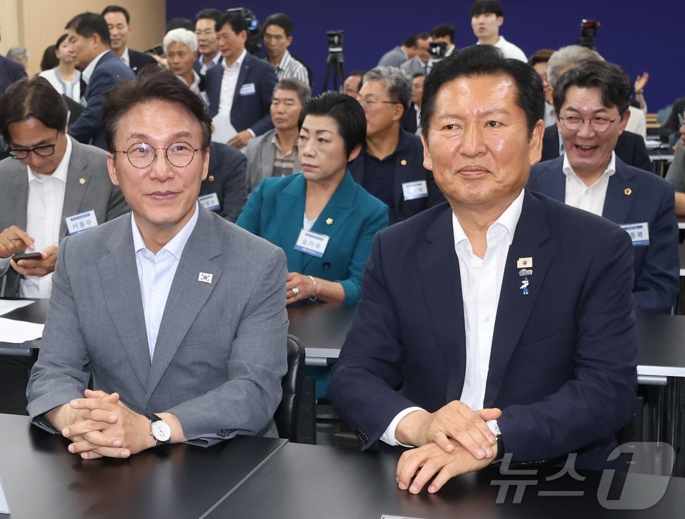 본문 이미지 - 김민석 전 국무총리(왼쪽)와 정청래 더불어민주당 전 대표가 10일 전북 전주시 더불어민주당 전북특별자치도당에서 열린 제3차 상무위원회의에 참석해 회의 시작을 기다리고 있다. 2026.7.10 ⓒ 뉴스1 유경석 기자