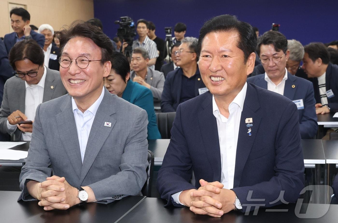 본문 이미지 - 김민석 전 국무총리(왼쪽)와 정청래 더불어민주당 전 대표가 10일 전북 전주시 더불어민주당 전북특별자치도당에서 열린 제3차 상무위원회의에 참석해 환하게 웃고 있다. 2026.7.10 ⓒ 뉴스1 유경석 기자