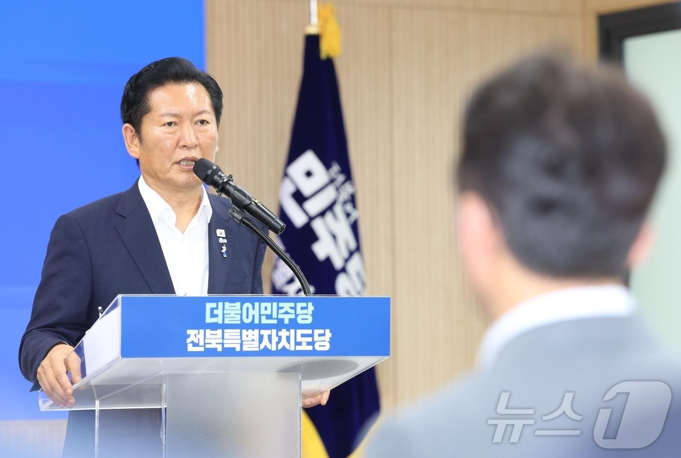 본문 이미지 - 정청래 전 더불어민주당 대표가 10일 전북 전주시 더불어민주당 전북특별자치도당에서 열린 제3차 상무위원회의에 참석해 인사말을 하고 있다. 2026.7.10 ⓒ 뉴스1 유경석 기자