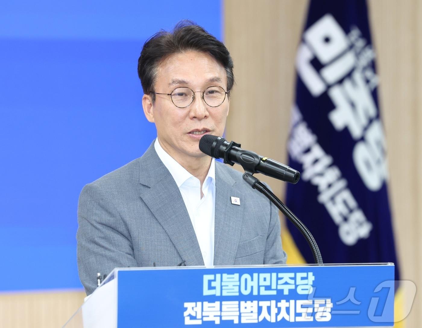 본문 이미지 - 김민석 전 국무총리가 10일 전북 전주시 더불어민주당 전북특별자치도당에서 열린 제3차 상무위원회의에 참석해 인사말을 하고 있다. 2026.7.10 ⓒ 뉴스1 유경석 기자