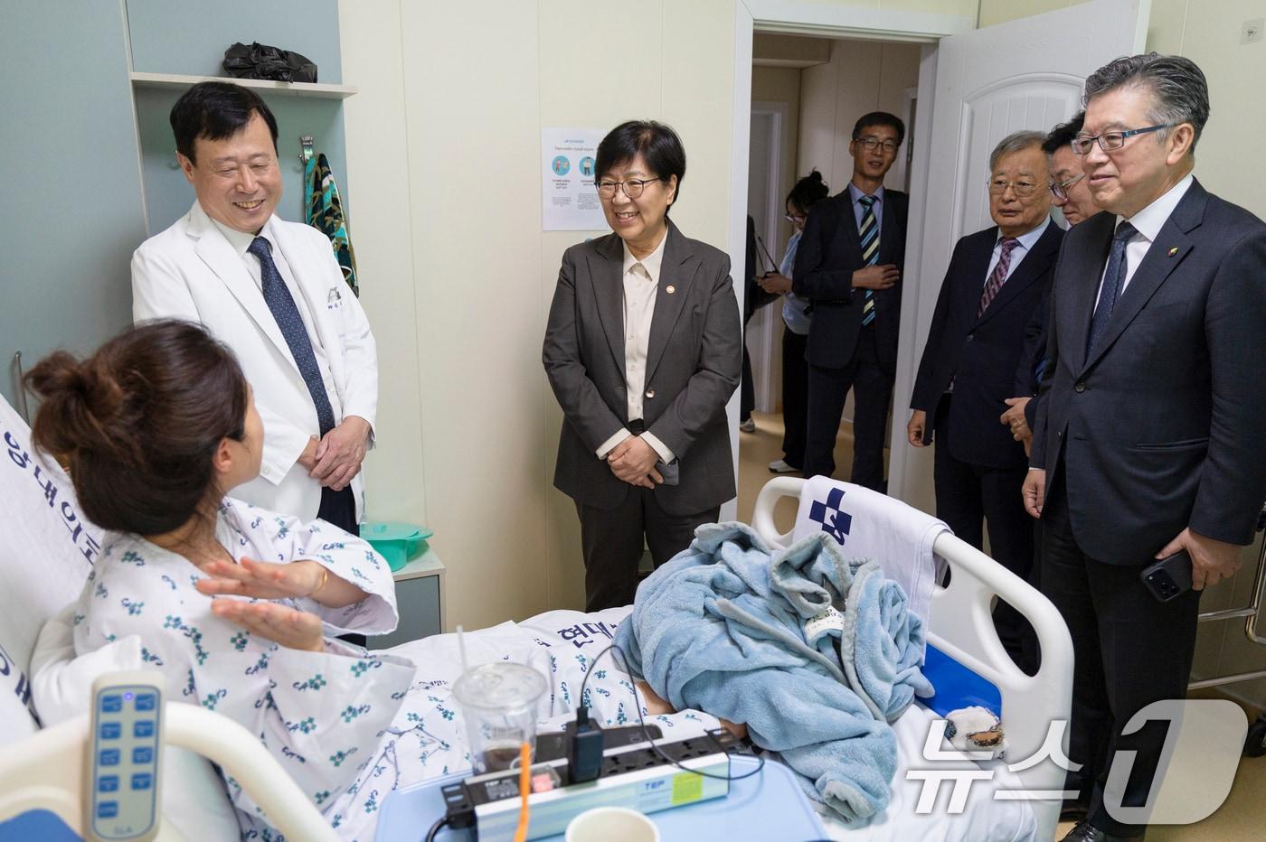 본문 이미지 - 정은경 보건복지부 장관이 지난 7월 몽골 현대병원을 방문, 환자 등과 대화를 나누던 모습. (보건복지부 제공. 재판매 및 DB 금지) ⓒ 뉴스1