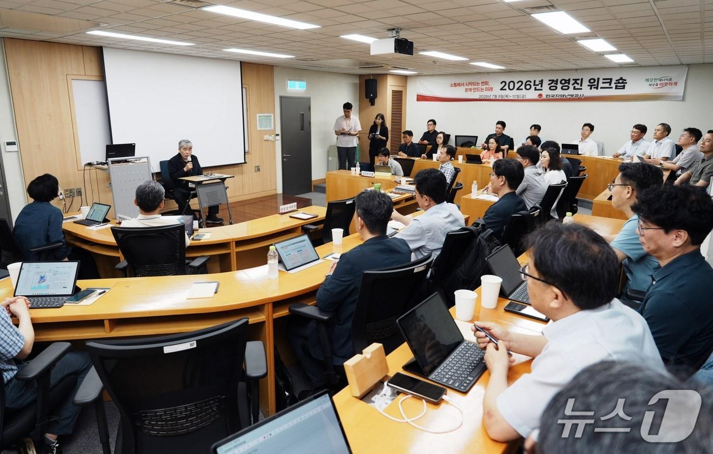 본문 이미지 - 한국지역난방공사(한난)는 9~10일 미래개발원에서 '2026년 경영진 워크숍'을 열고 급변하는 에너지 산업 환경에 대응하기 위한 미래 전략과 실행 방안을 논의했다. (한난 제공) /2026.7.10/