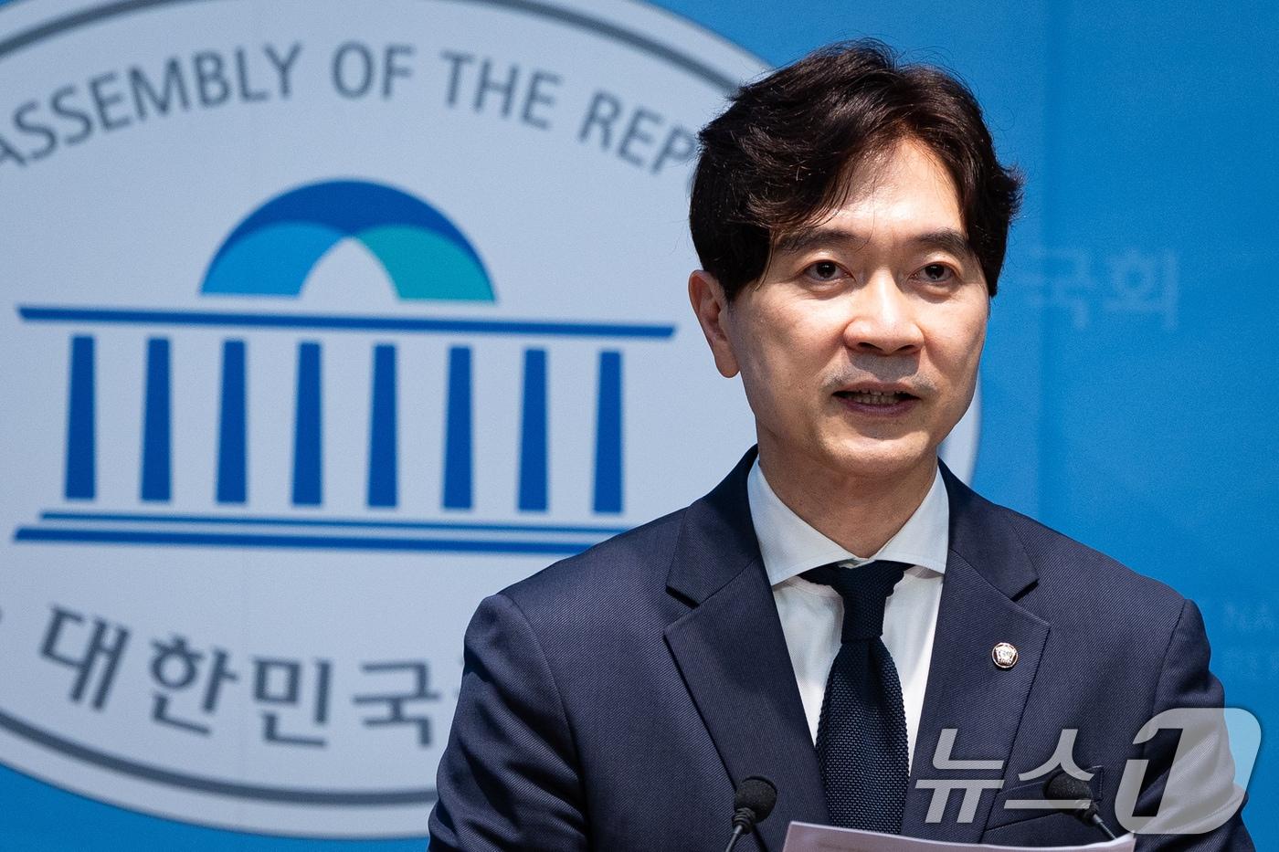 본문 이미지 - 박성훈 국민의힘 수석대변인이 10일 서울 여의도 국회 소통관에서 현안 관련 논평을 하고 있다. 2026.7.10 ⓒ 뉴스1 유승관 기자