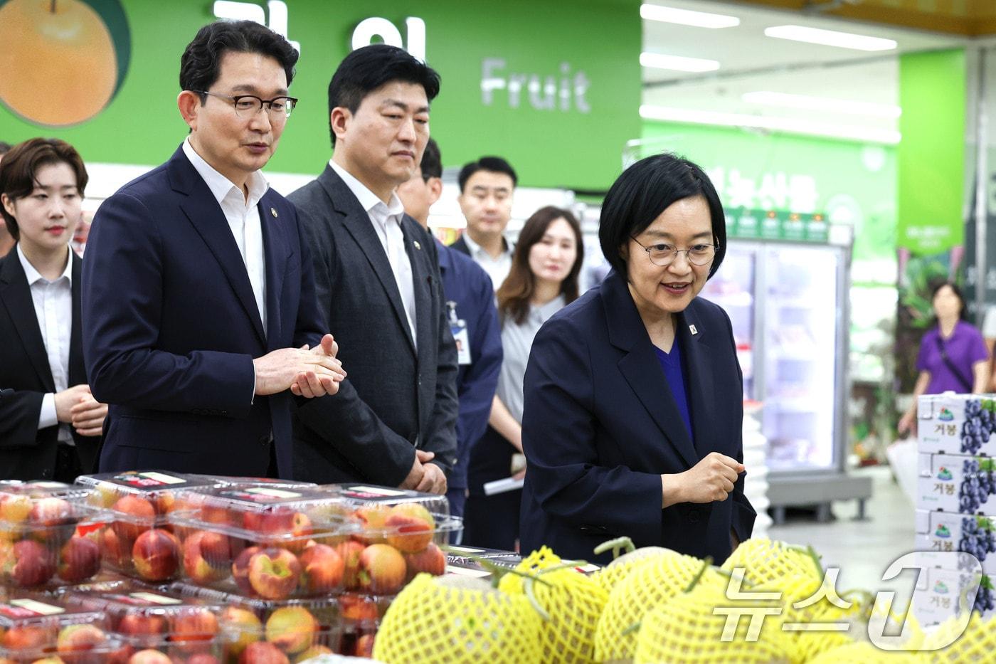 본문 이미지 - 한성숙 국무총리가 10일 서울 도봉구 창동 하나로마트에서 농축수산물 가격에 대한 설명을 듣고 있다. 2026.7.10 ⓒ 뉴스1 이종수 기자