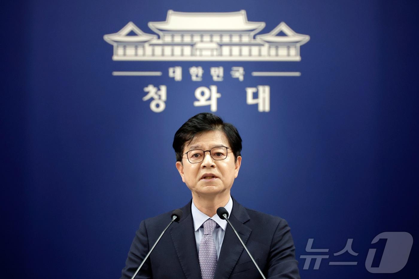 본문 이미지 - 성기홍 홍보소통수석이 10일 청와대 춘추관에서 신임 국무조정실장 임명 관련 브리핑을 하고 있다. (청와대통신사진기자단) 2026.7.10 ⓒ 뉴스1 허경 기자