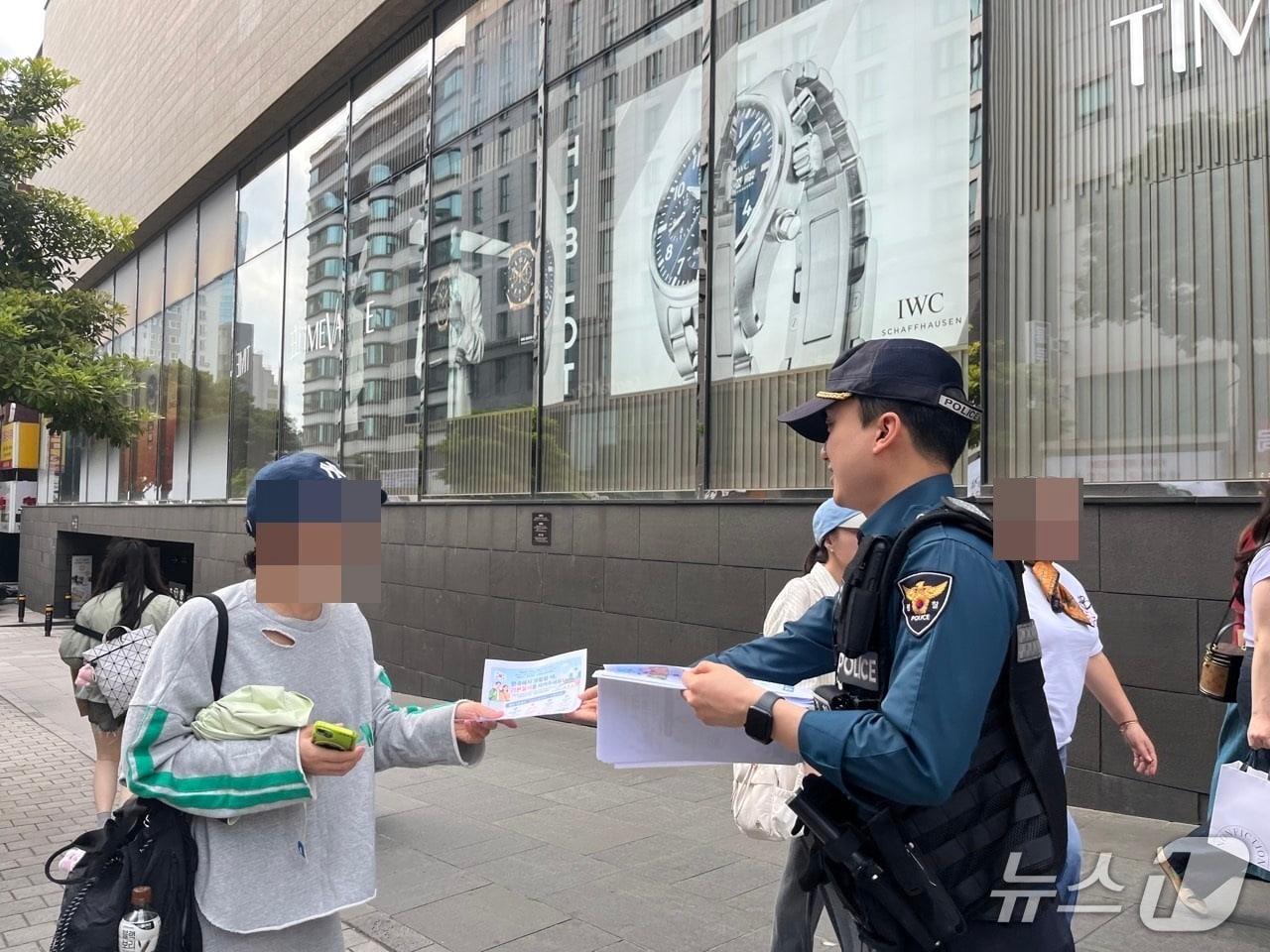 본문 이미지 - 외국인 관광객에게 전단을 배포하는 경찰.(제주서부경찰서 제공. 재판매 및 DB금지)/뉴스1