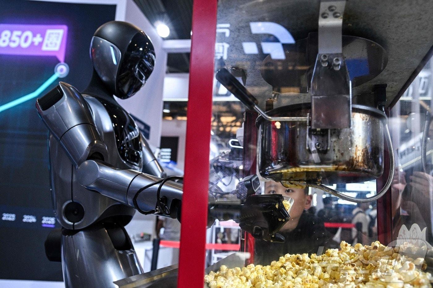 본문 이미지 - WAIC 2025에서 선보인 휴머노이드. ⓒ AFP=뉴스1