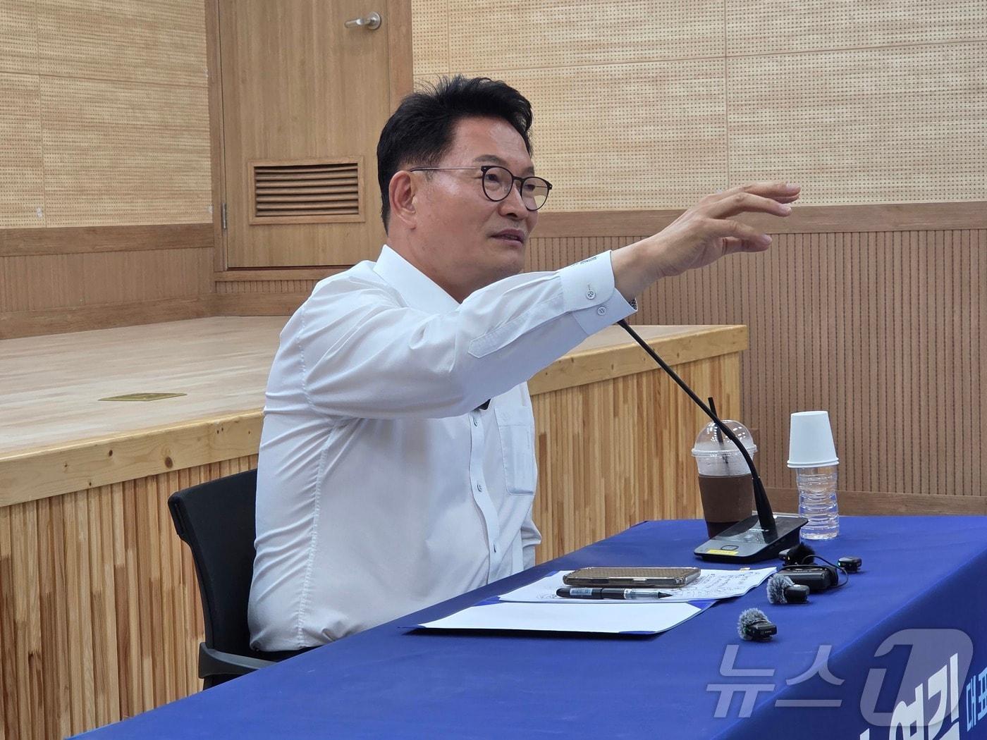 본문 이미지 - 더불어민주당 당권 도전을 선언한 송영길 의원(인천 연수갑)이 10일 광주 서구 염주동 염주체육관 국민생활관 세미나실에서 당원·청년과 함께하는 공감토크를 통해 정청래 전 대표를 질타하고 있다. 2026.7.10 ⓒ 뉴스1 서충섭 기자