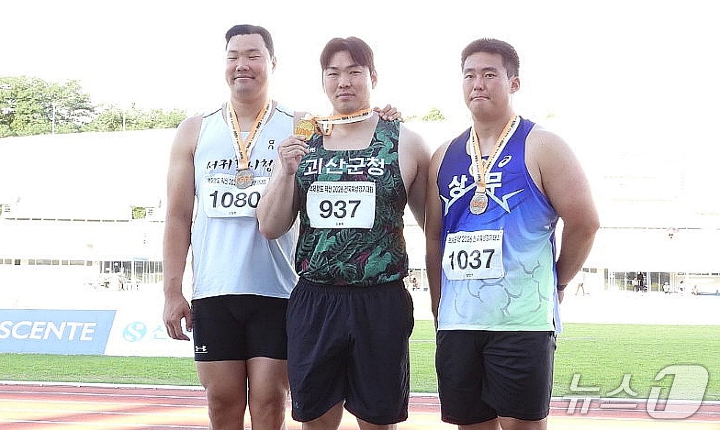 본문 이미지 - 익산 2026 전국육상대회서 금메달 딴 괴산군청 김동혁.(괴산군 제공. 재판매 및 DB금지)/뉴스1