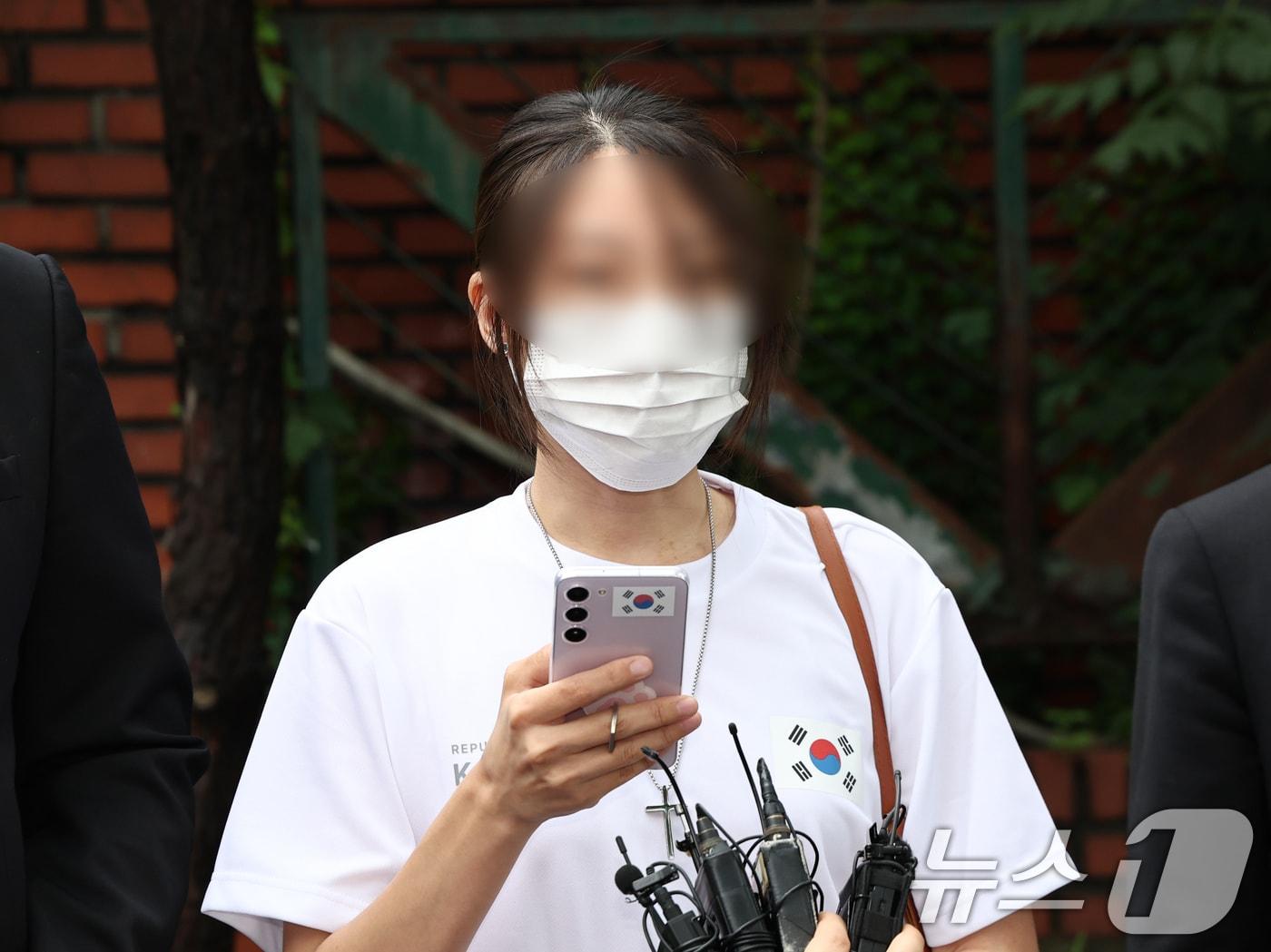 본문 이미지 - 잠실 개표소 봉쇄 시위에서 체육단체 관계자들의 진입을 막아 '올다르크'(올림픽공원+잔 다르크)로 불린 여성 A 씨. 2026.7.10 ⓒ 뉴스1 최지환 기자