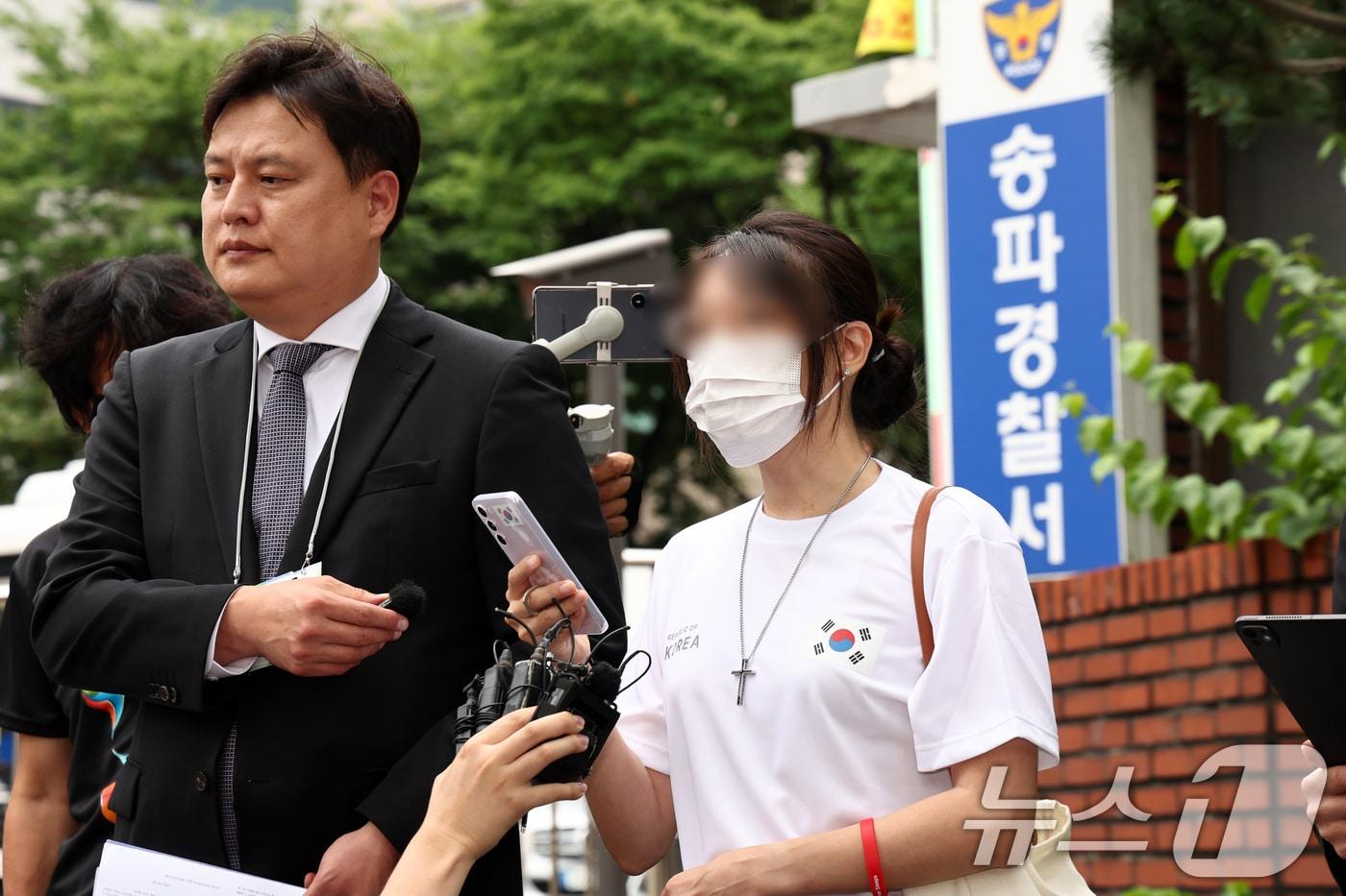 본문 이미지 - 잠실 개표소 봉쇄 시위에서 체육단체 관계자들의 진입을 막아 '올다르크'(올림픽공원+잔 다르크)로 불린 여성 A 씨가 10일 오후 서울 송파구 송파경찰서 앞에서 경찰 조사를 앞두고 입장을 밝히고 있다. 2026.7.10 ⓒ 뉴스1 최지환 기자