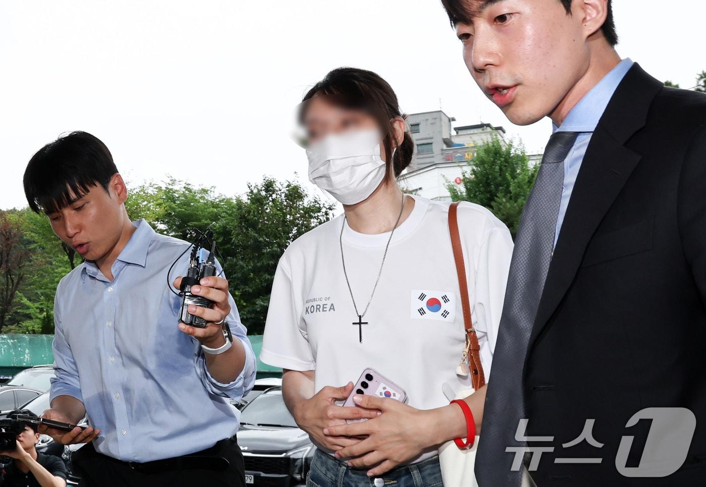 본문 이미지 - 잠실 개표소 봉쇄 시위에서 체육단체 관계자들의 진입을 막아 '올다르크'(올림픽공원+잔 다르크)로 불린 여성 A 씨가 10일 오후 서울 송파구 송파경찰서에 조사를 위해 출석하고 있다. 2026.7.10 ⓒ 뉴스1 최지환 기자