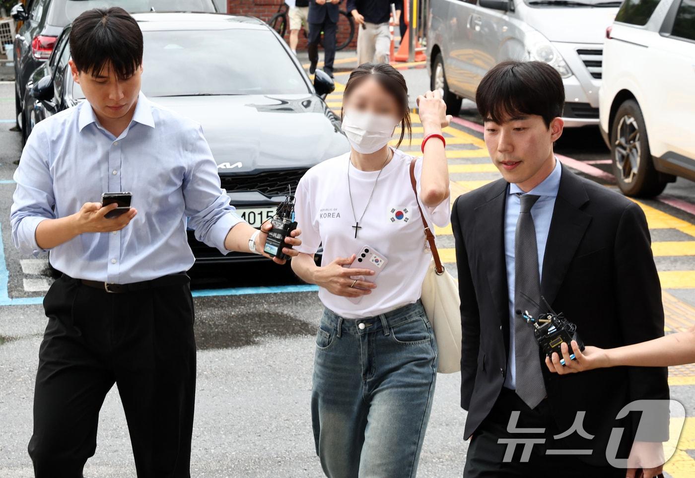 본문 이미지 - 잠실 개표소 봉쇄 시위에서 체육단체 관계자들의 진입을 막아 '올다르크'(올림픽공원+잔 다르크)로 불린 여성 A 씨가 10일 오후 서울 송파구 송파경찰서에 조사를 위해 출석하고 있다. 2026.7.10 ⓒ 뉴스1 최지환 기자
