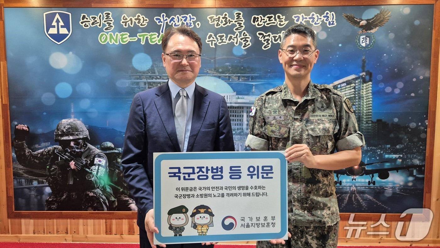 본문 이미지 - 국가보훈부 서울지방보훈청은 10일 경기 남부권 지역방위 임무를 수행하는 향토사단인 육군 제52사단의 예하 여단에 방문해 공무원 및 공공기관 직원들이 자율 모금한 성금을 전달했다. 2026.7.10./ⓒ 뉴스1(서울지방보훈청 제공)