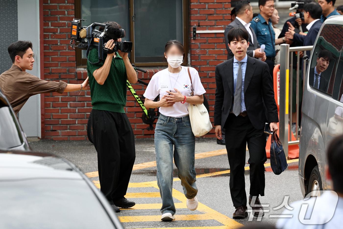본문 이미지 - 잠실 개표소 봉쇄 시위에서 체육단체 관계자들의 진입을 막아 '올다르크'(올림픽공원+잔 다르크)로 불린 여성 A 씨가 지난 10일 오후 서울 송파구 송파경찰서에 조사를 위해 출석하고 있다. 2026.7.10 ⓒ 뉴스1 최지환 기자