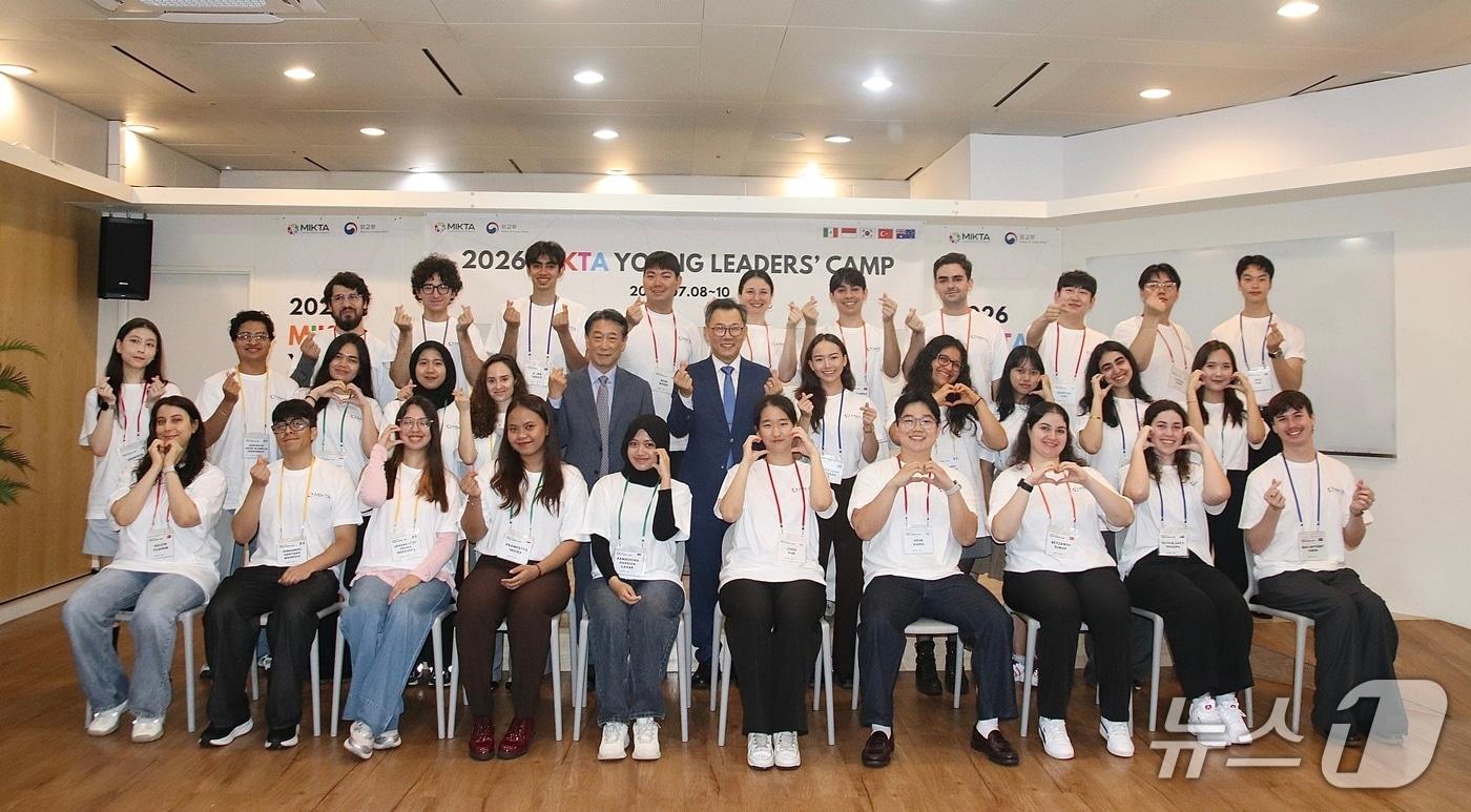 본문 이미지 - 외교부는 지난 8일부터 10일까지 한국과 멕시코, 인도네시아, 튀르키예, 호주 등 믹타(MIKTA) 회원국 출신 대학(원)생 30명을 초청해 '2026 믹타 영 리더스 캠프'를 개최했다고 10일 밝혔다.(외교부 제공).