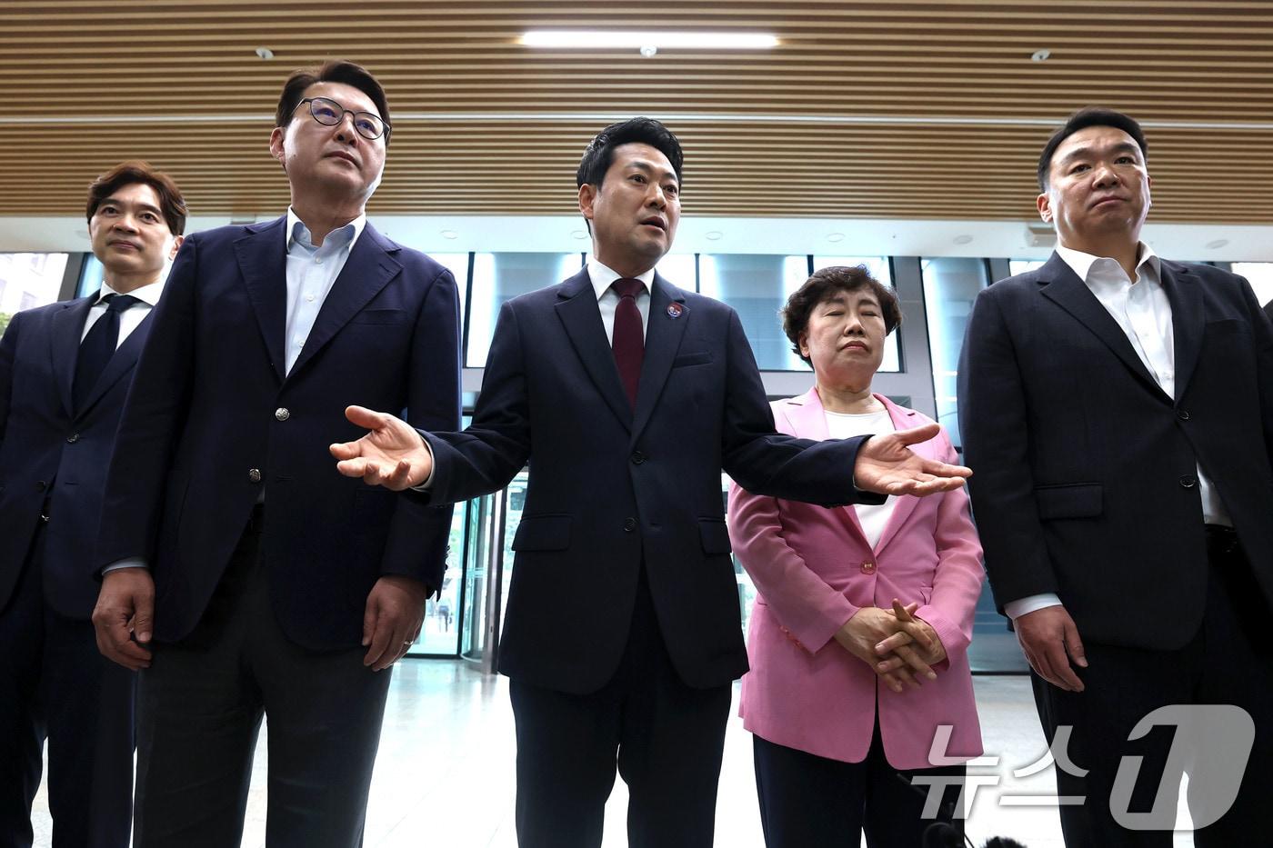 본문 이미지 - 장동혁 국민의힘 대표가 10일 '장윤기 사건'과 관련해 서울 서대문구 경찰청을 항의 방문하며 발언하고 있다. 2026.7.10 ⓒ 뉴스1 이종수 기자