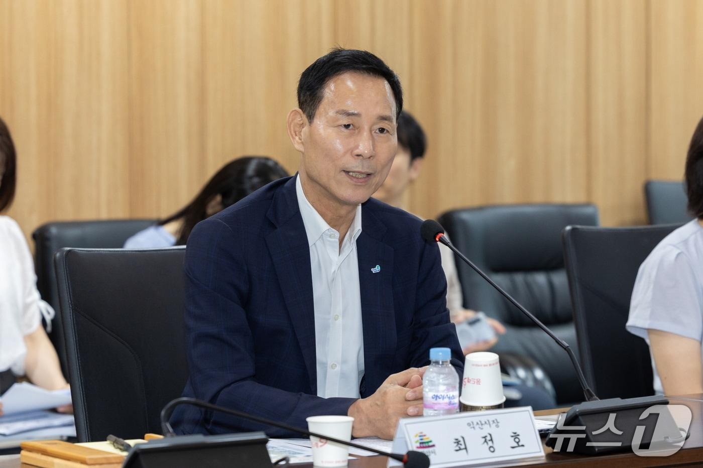 본문 이미지 - 최정호 전북 익산시장이 10일 시청 대회의실에서 지역 반도체 소부장 기업 관계자들과 간담회를 갖고 있다.(익산시 제공. 재판매 및 DB 금지)