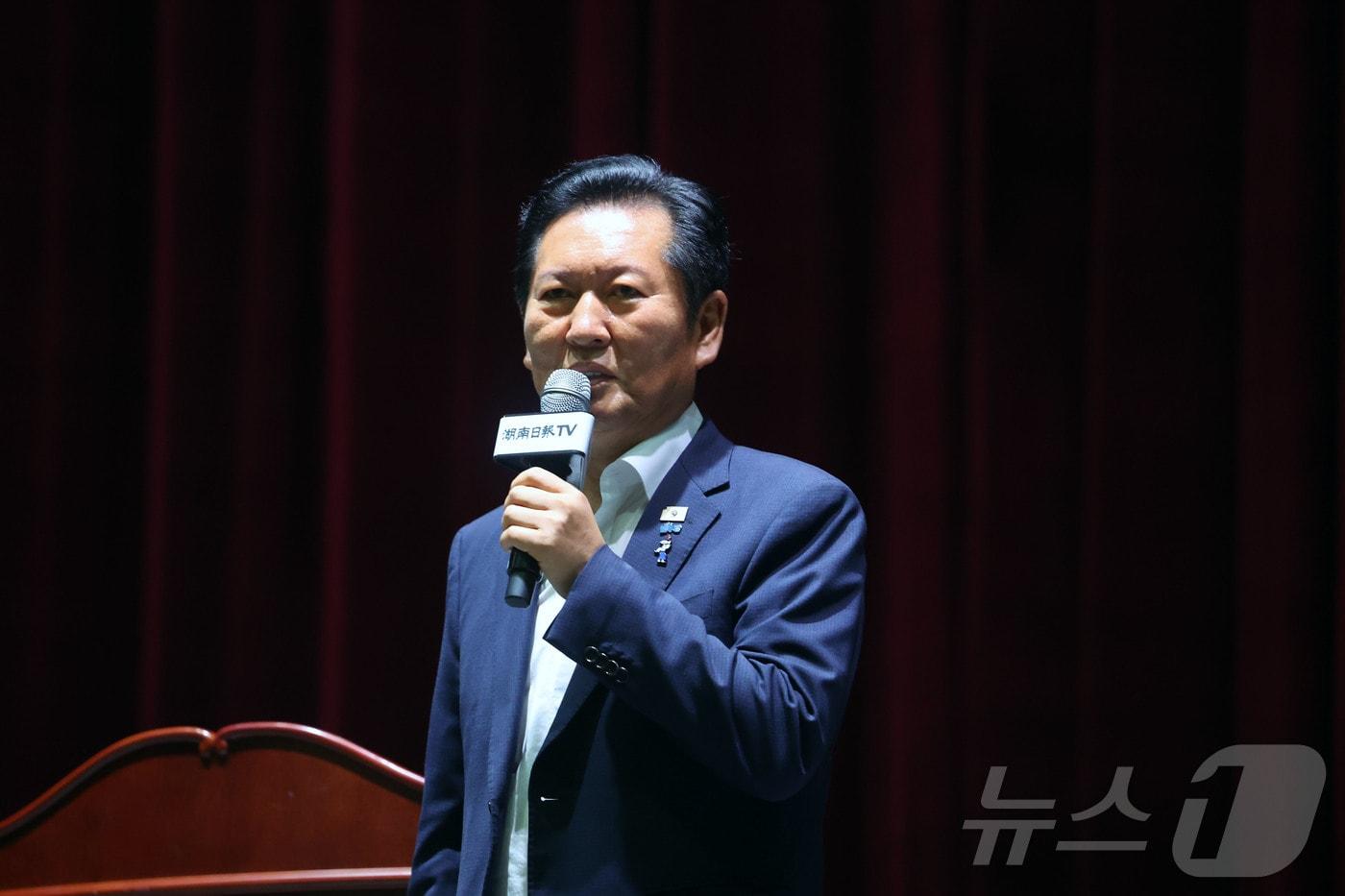 본문 이미지 - 정청래 더불어민주당 전 대표가 10일 오후 전남광주통합특별시 동구 조선대학교 해오름관에서 '국민이 지킨 나라, 민주적 국민정당'을 주제로 특별 강연을 하고 있다. 2026.7.10 ⓒ 뉴스1 조수민 기자