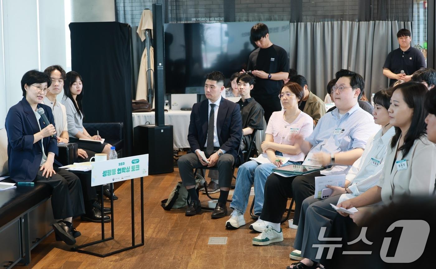 본문 이미지 - 원민경 성평등가족부 장관이 서울 성동구 헤이그라운드에서 열린 제2차 성별균형 현장제안 '성평등 언박싱 토크'에 참석해 '변화하는 젠더폭력의 상자 열기'를 주제로 청년들과 심도깊은 대화를 나누고 있다. (성평등부 제공. 재판매 및 DB 금지) 2026.7.10 ⓒ 뉴스1