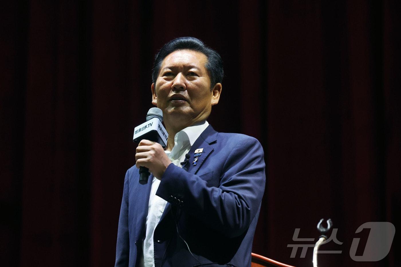 본문 이미지 - 정청래 전 더불어민주당 대표가 10일 오후 전남광주통합특별시 동구 조선대학교 해오름관에서 '국민이 지킨 나라, 민주적 국민정당'을 주제로 특별 강연을 하고 있다. 2026.7.10 ⓒ 뉴스1 조수민 기자