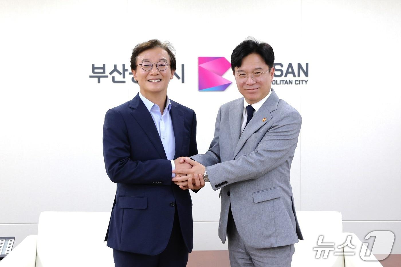 본문 이미지 - 전재수 부산시장은 8일 부산시청 시장 집무실에서 김영훈 고용노동부 장관을 만나 해양산업 경쟁력 강화와 지역 일자리 창출 방안 등을 논의했다.(부산시 제공. 재판매 및 DB금지)