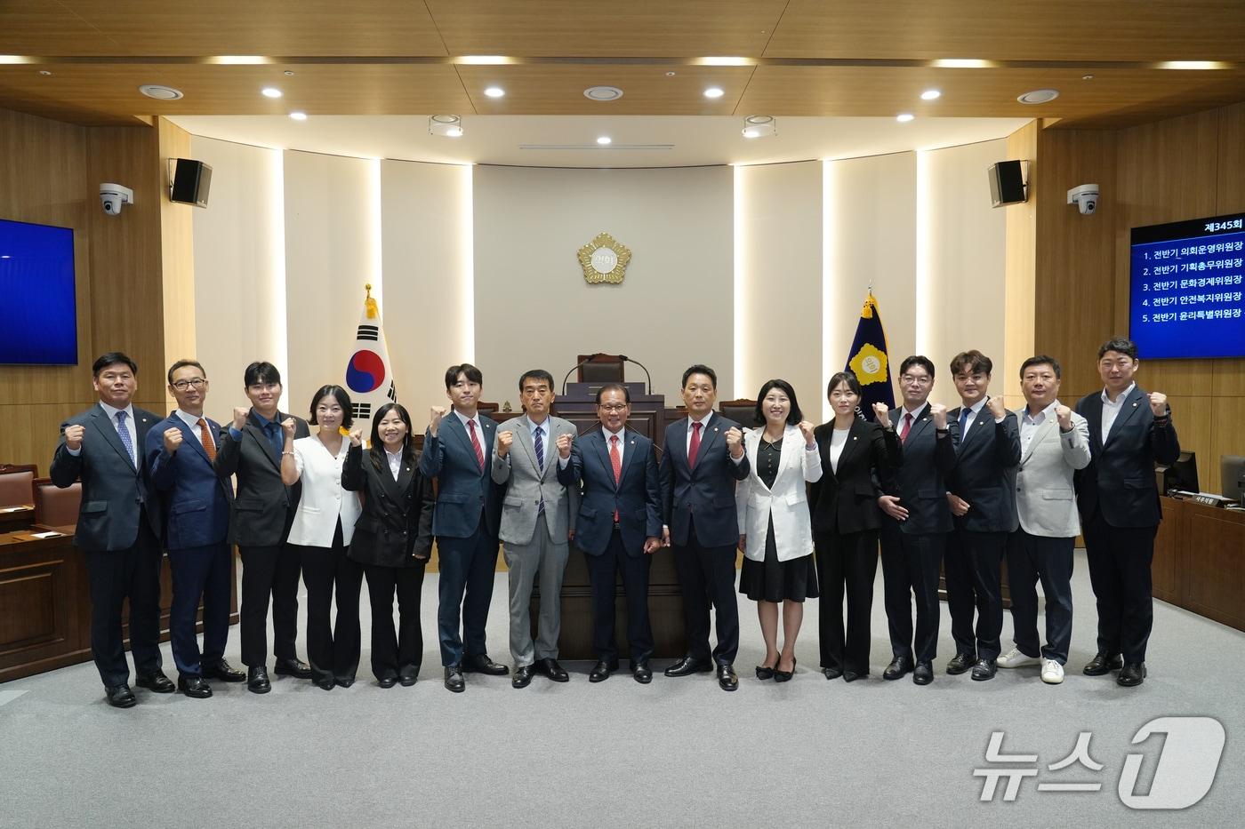 본문 이미지 - 제10대 동래구의원들이 본회의장에서 기념촬영을 하고 있다.(동래구 제공. 재판매 및 DB금지)