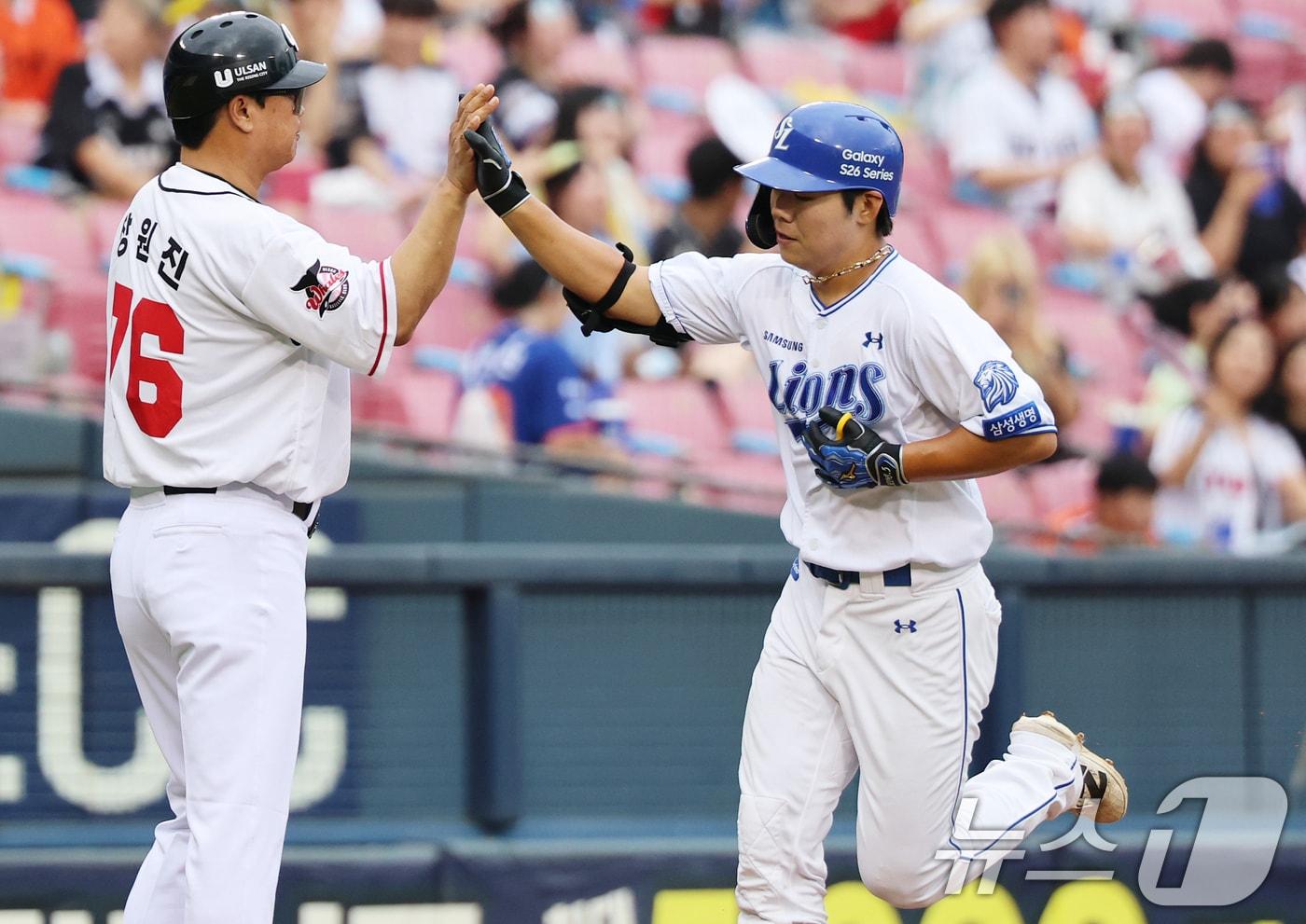 본문 이미지 - 10일 서울 송파구 잠실야구장에서 열린 '2026 프로야구 KBO 퓨처스(2군) 올스타전' 북부리그와 남부리그의 경기에서 2회 솔로 홈런을 쏘아올린 삼성 함수호가 주루코치와 하이파이브를 하고 있다. 2026.7.10 ⓒ 뉴스1 오대일 기자