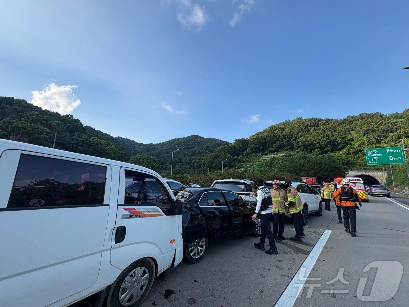 본문 이미지 - 10일 오후 5시 27분쯤 나주시 문평면 광주무안고속도로 다중 추돌 교통사고 모습.(전남광주통합특별시소방본부 제공. 재판매 및 DB금지) 