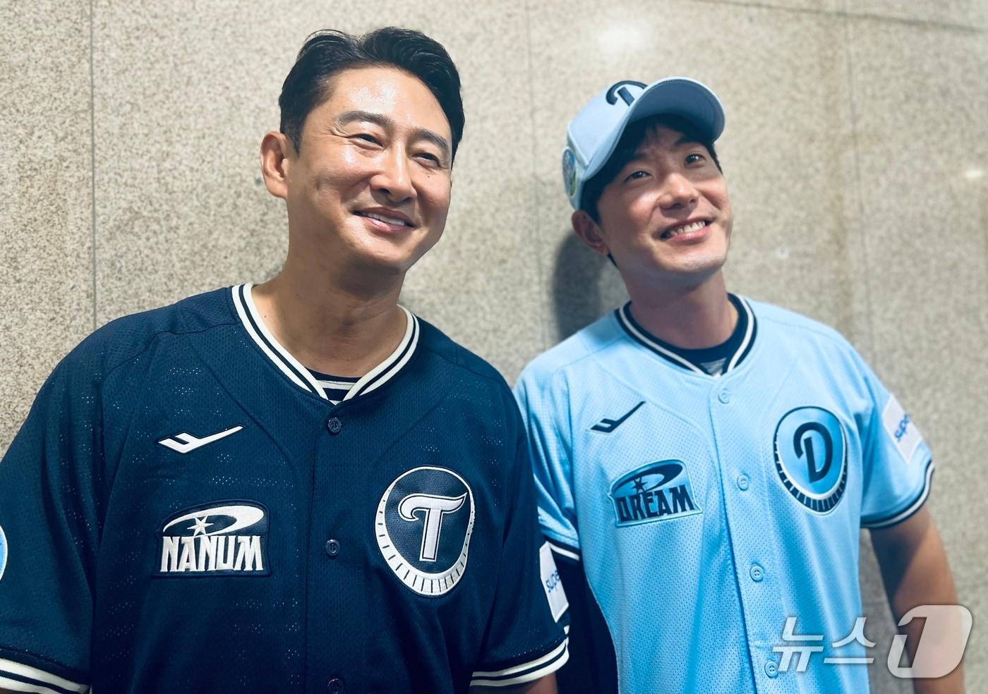 본문 이미지 - 2026 KBO 퓨처스 올스타전 시구자로 나선 박용택(왼쪽)과 김재호. 2026.7.10 ⓒ 뉴스1 이상철 기자