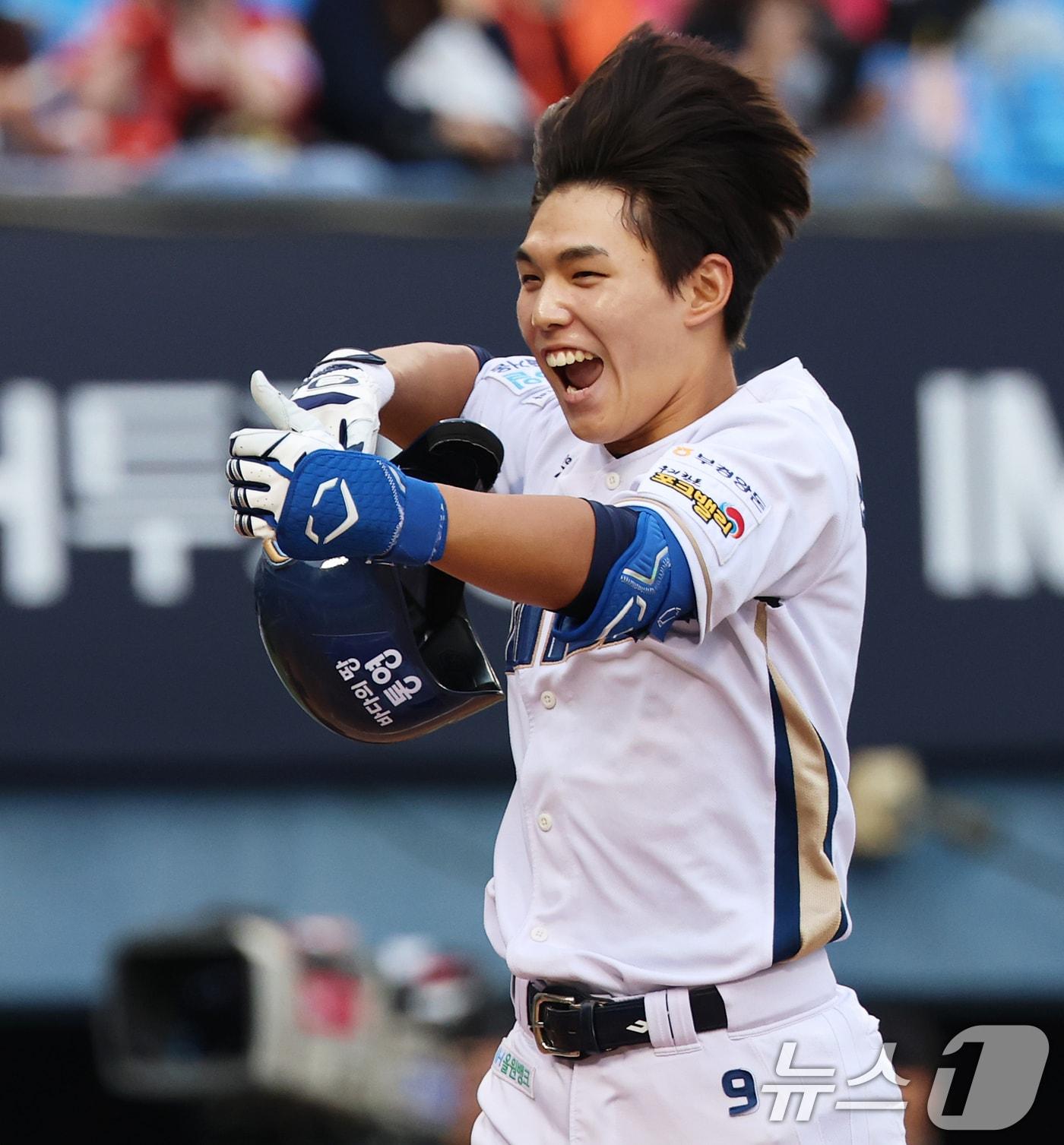본문 이미지 - 10일 서울 송파구 잠실야구장에서 열린 '2026 프로야구 KBO 퓨처스(2군) 올스타전' 북부리그와 남부리그의 경기에서 4회 투런 홈런을 날린 NC 신재인이 환호하고 있다. 2026.7.10 ⓒ 뉴스1 오대일 기자