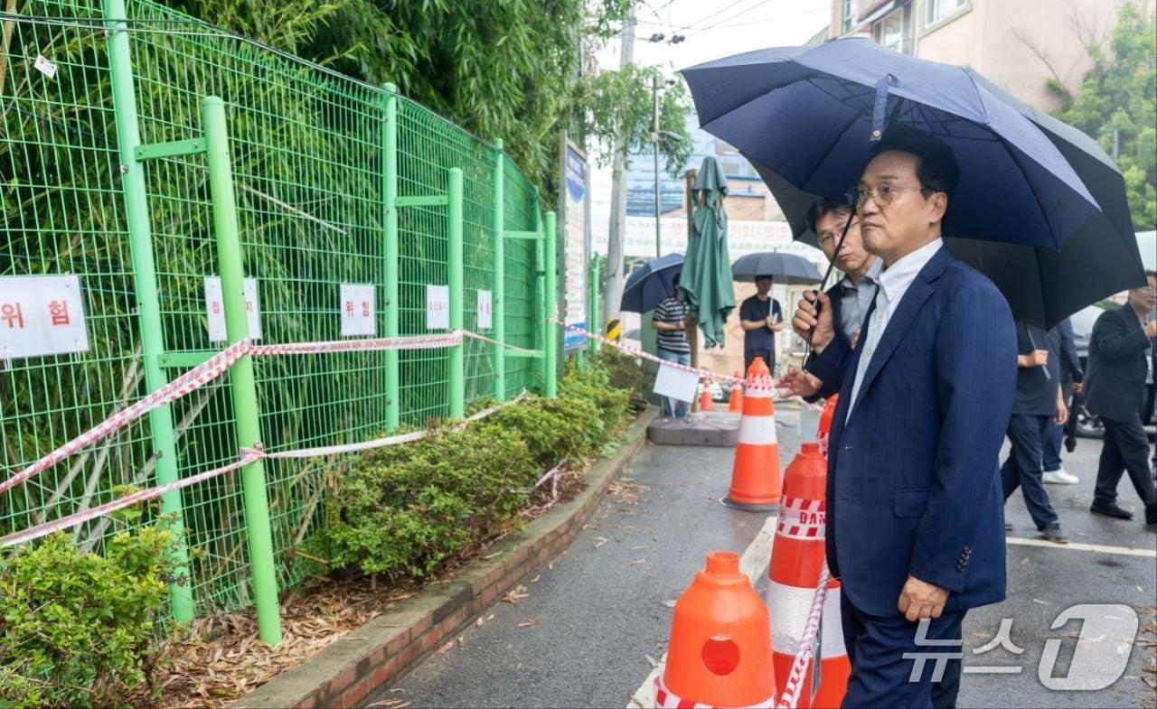 본문 이미지 -  안민석 경기교육감이 집중호우로 피해를 입은 평택 라온중학교를 찾아 기울어진 운동장 펜스와 안전조치 상황을 점검하고 있다. (경기도교육청 제공)