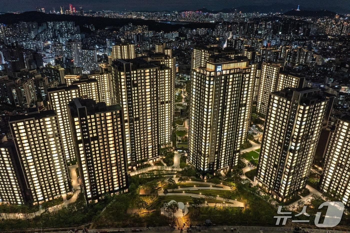 본문 이미지 -  현대건설 '디에이치 방배' 야간 전경 (현대건설 제공) 뉴스1 ⓒ News1