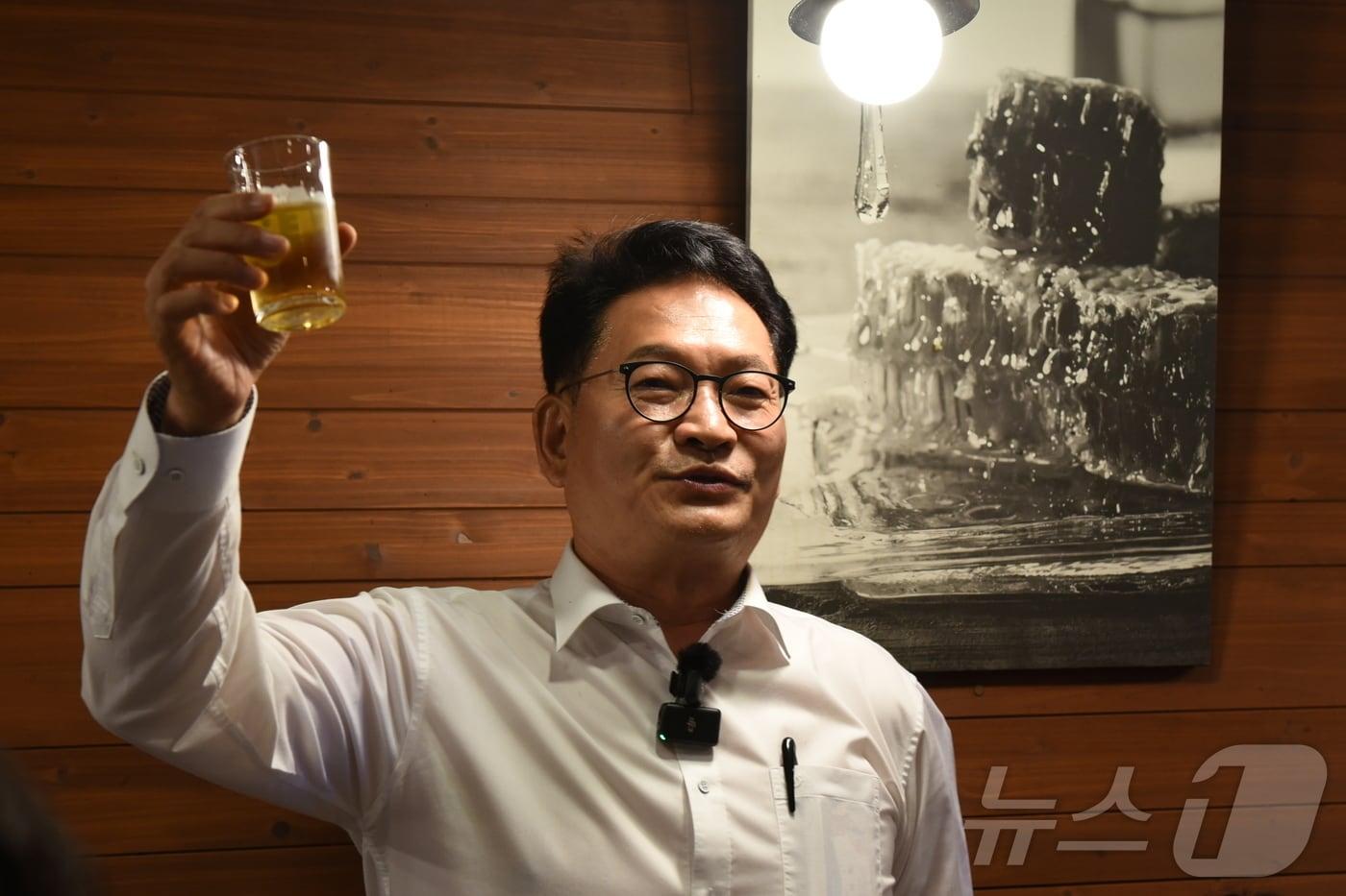 본문 이미지 - 송영길 더불어민주당 의원(인천 연수갑)이 10일 전남광주 순천시 조례동 한 치킨집에서 호남청년 간담회 및 치맥파티를 진행하고 있다. 2026.7.10 ⓒ 뉴스1 김성준 기자