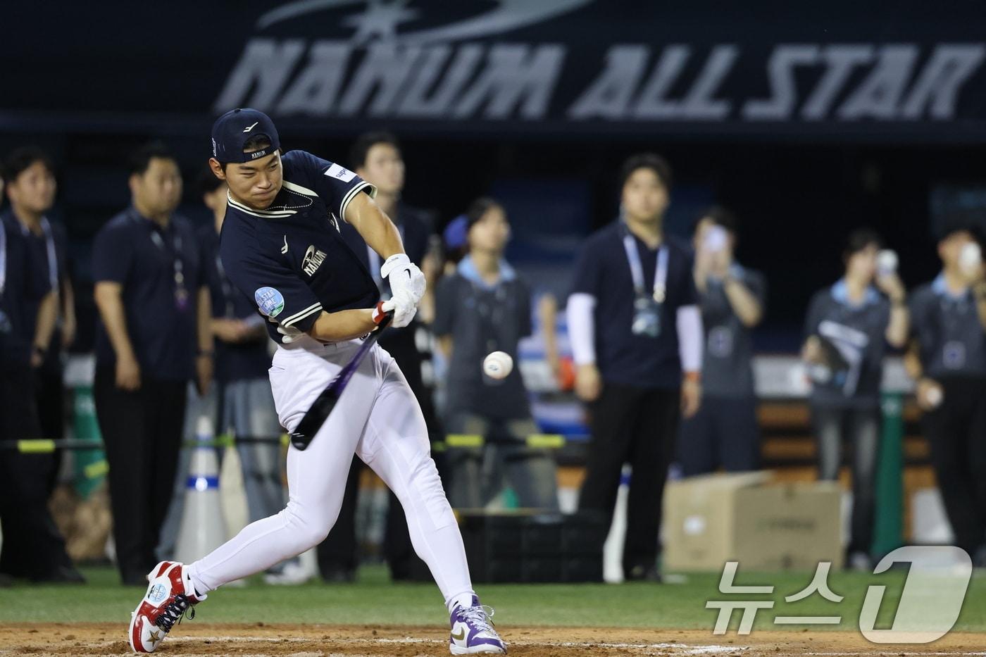 본문 이미지 - KIA 김도영이 10일 서울 송파구 잠실야구장에서 열린 '2026 프로야구 KBO 올스타 프라이데이’ 컴투스프로야구 홈런더비에서 힘차게 타격하고 있다. 2026.7.10 ⓒ 뉴스1 오대일 기자