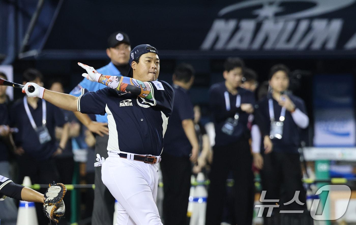 본문 이미지 - 한화 강백호가 10일 서울 송파구 잠실야구장에서 열린 '2026 프로야구 KBO 올스타 프라이데이’ 컴투스프로야구 홈런더비에서 힘차게 타격하고 있다. 2026.7.10 ⓒ 뉴스1 오대일 기자