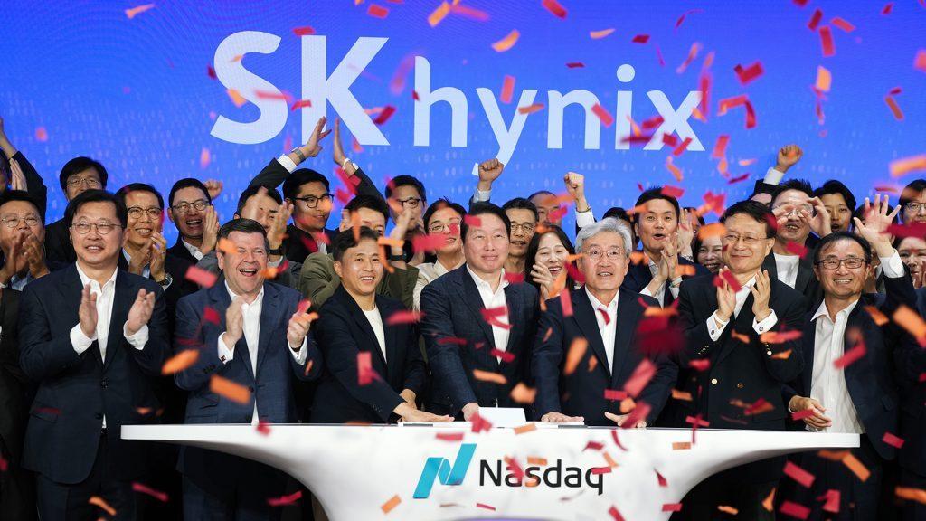 본문 이미지 - 최태원 SK그룹 회장(가운데), 곽노정 SK하이닉스 CEO(가운데 왼쪽), 고승범 SK하이닉스 사외이사 겸 이사회 의장(가운데 오른쪽)이 타종을 하며 나스닥 ADR 거래 개시를 알리고 있다.(SK하이닉스 제공)/뉴스1