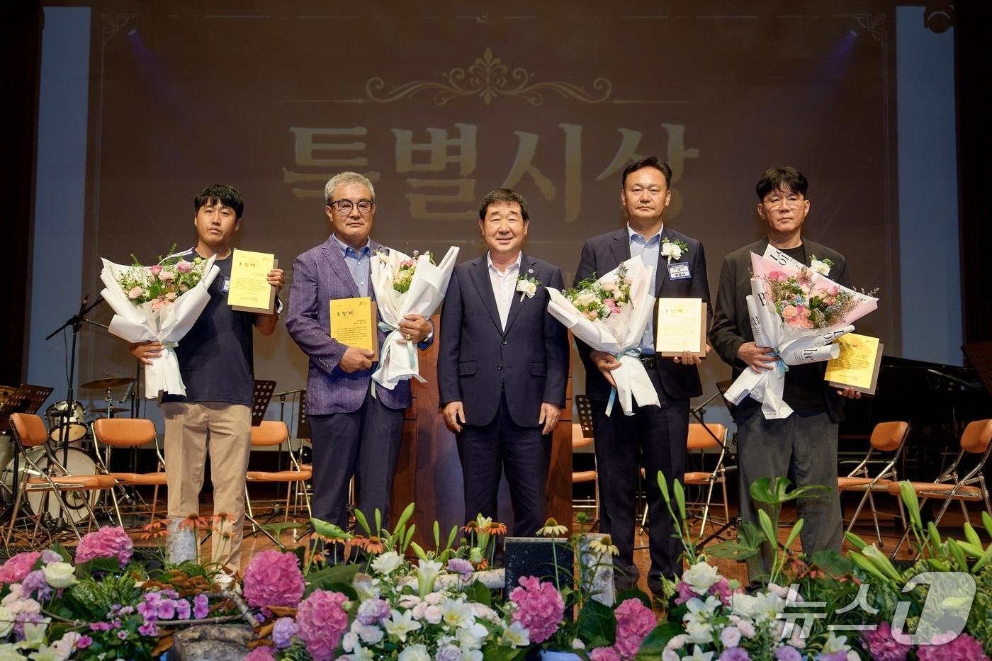 본문 이미지 - 증평군 기업인의 날 유공자 표창.(증평군 제공. 재판매 및 DB금지)/뉴스1
